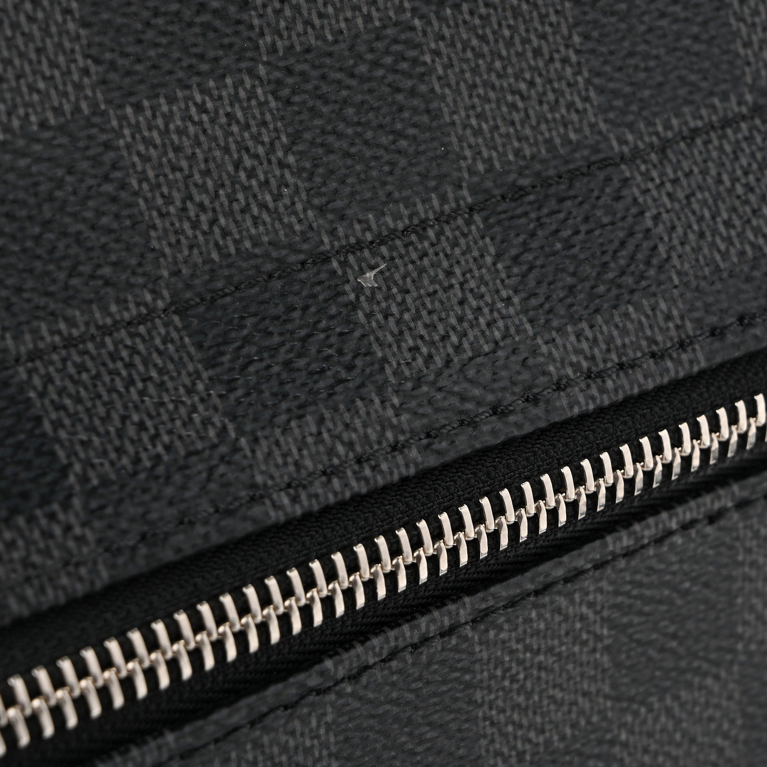 Damier Graphite District MM