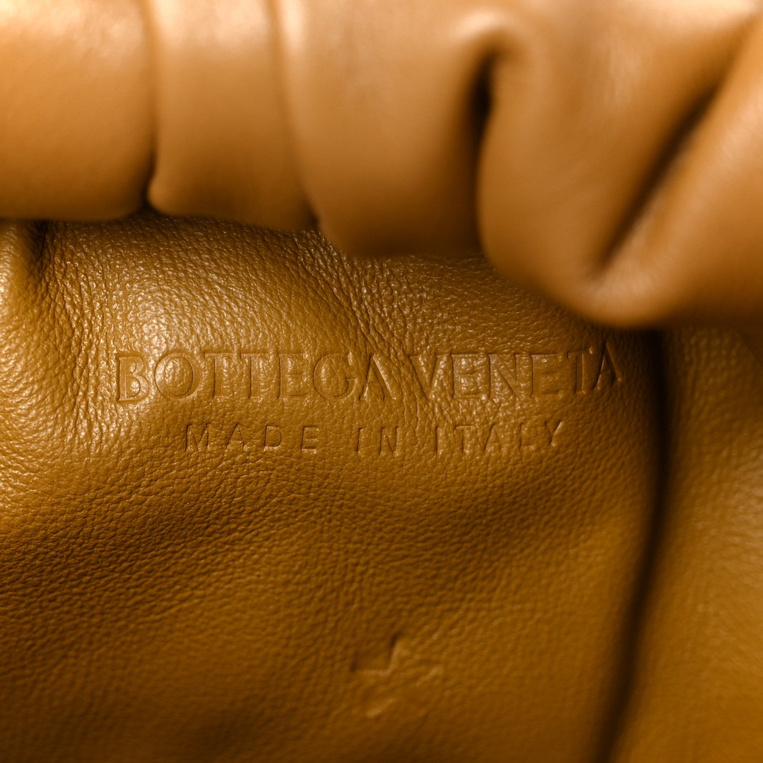 Smooth Butter Calfskin Small The Shoulder Pouch Cammello