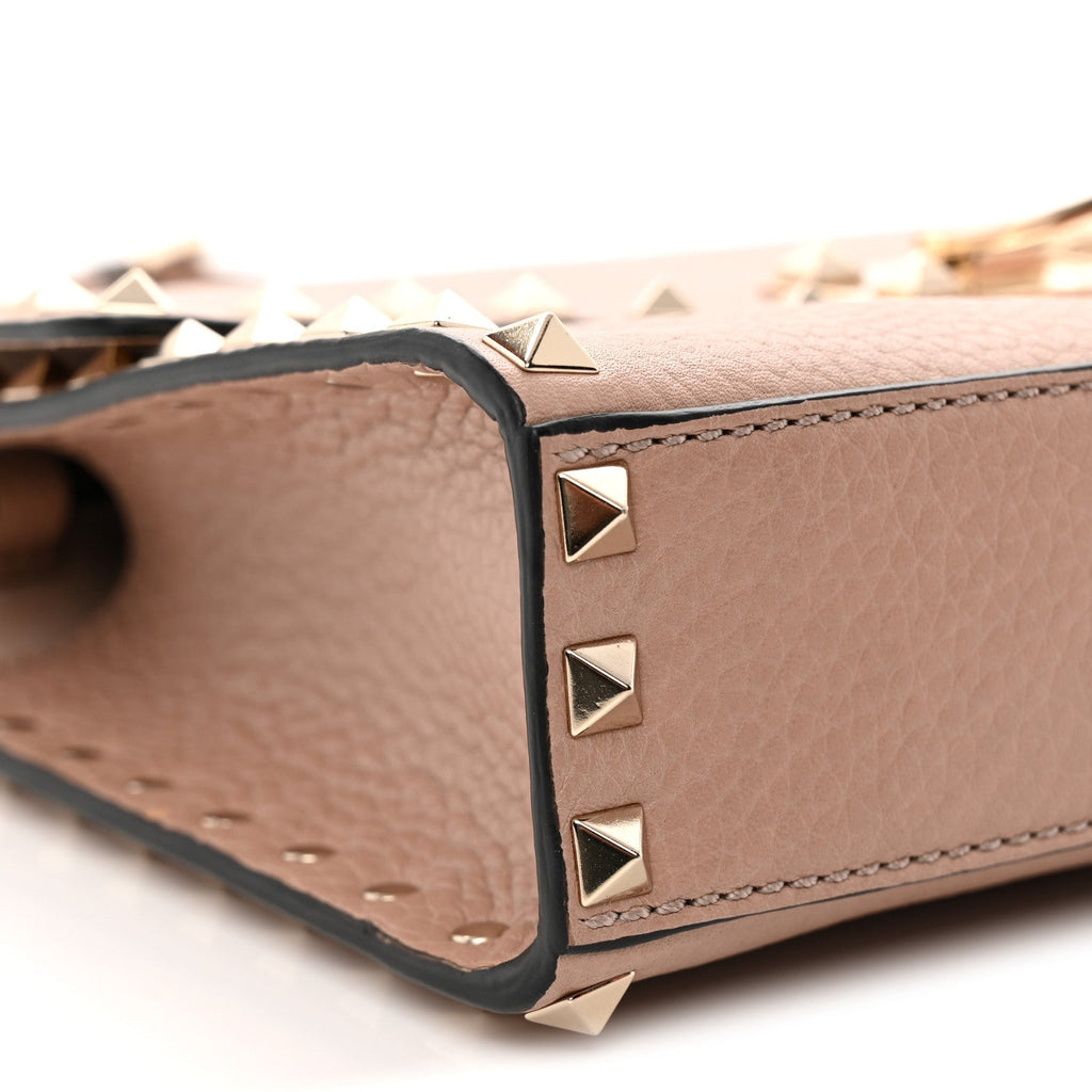 Pebbled Calfskin Medium Rockstud Flip Lock Crossbody Bag Poudre