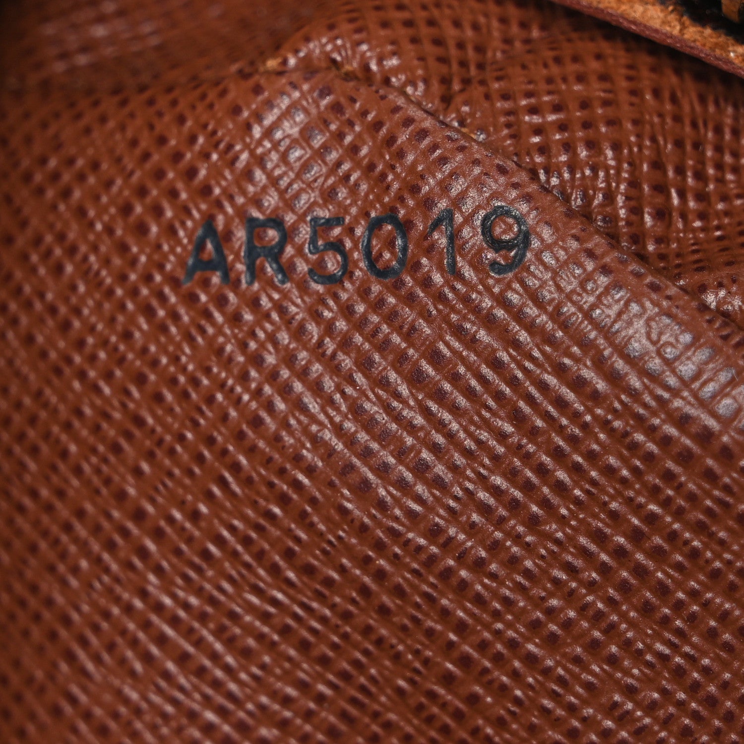 Monogram Nil 28