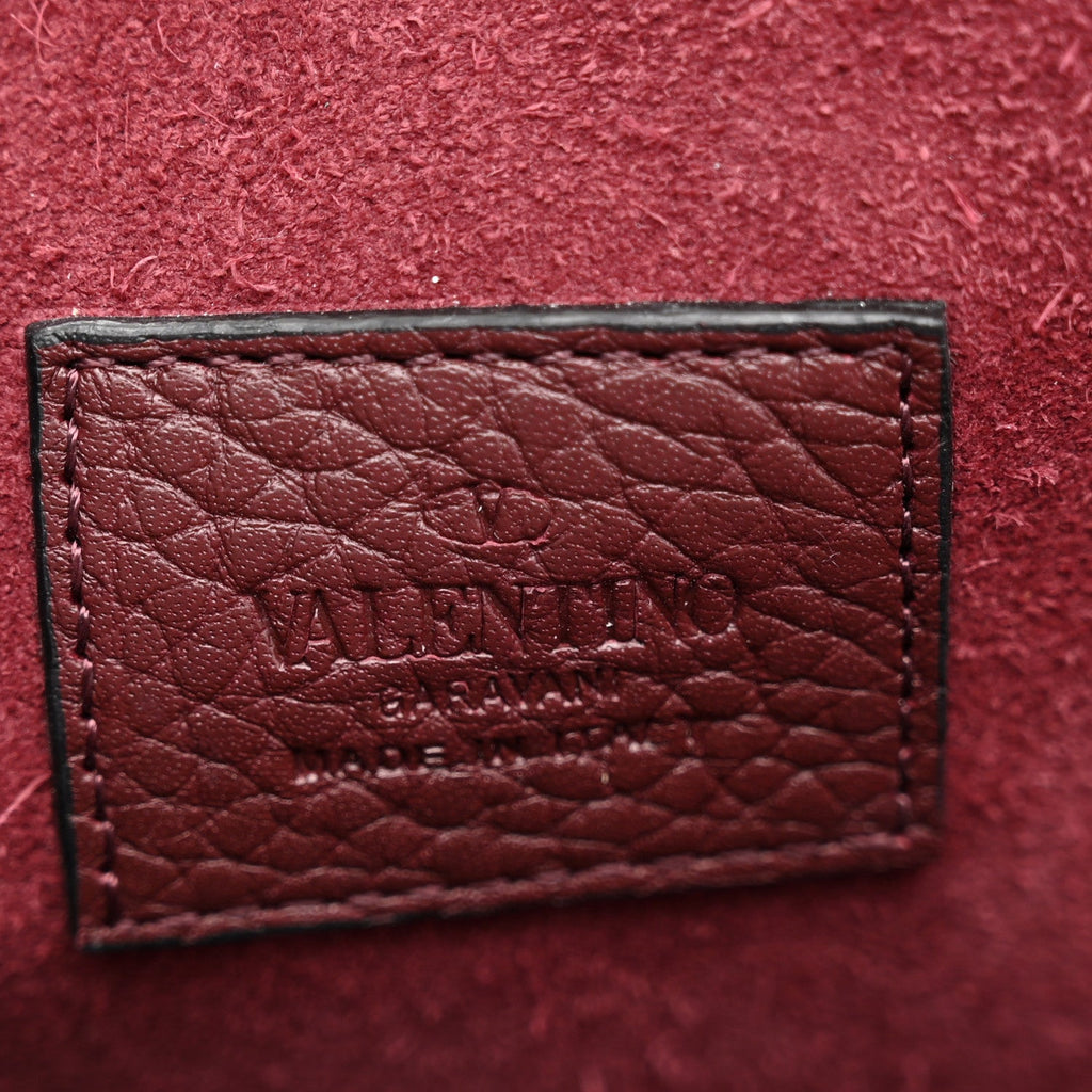 Pebbled Calfskin Rockstud Envelope Wallet on Chain Vinaccia