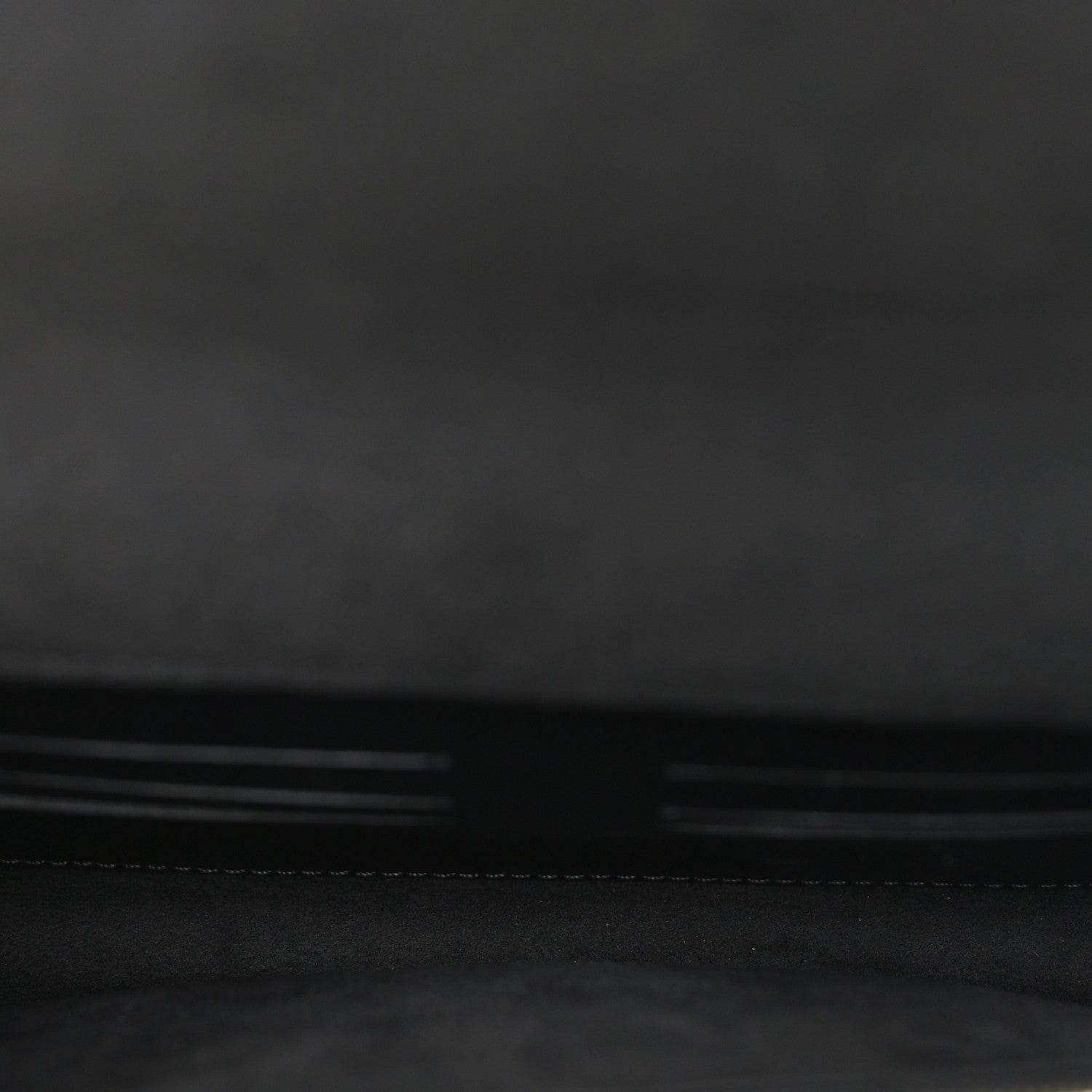 Calfskin Chain Louise GM Black