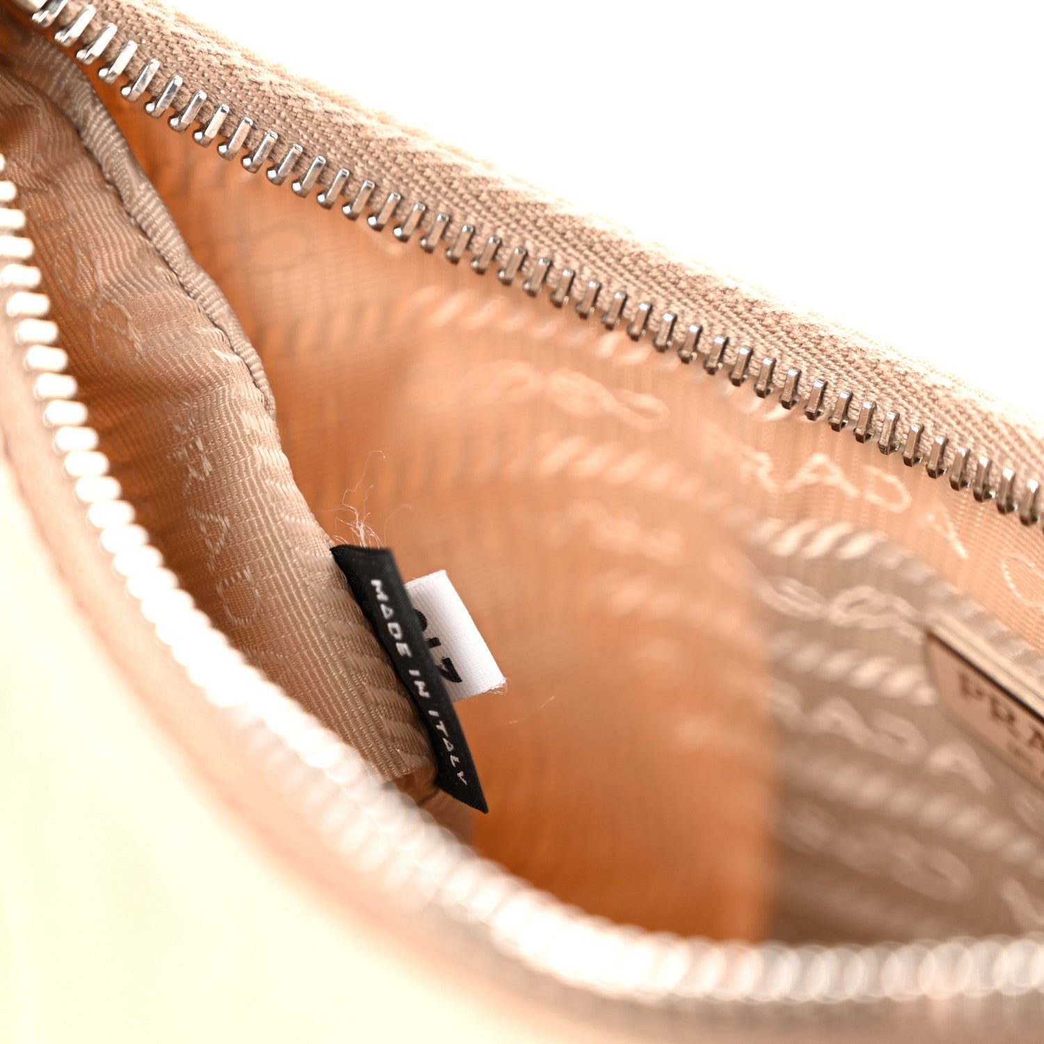 Tessuto Saffiano Re-Edition 2005 Shoulder Bag Cammeo