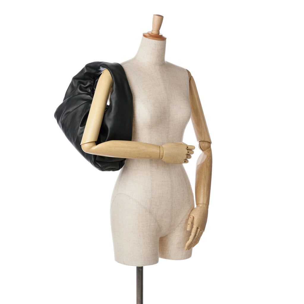 Bottega Veneta Lambskin The Shoulder Pouch (SHG-J0ldgd)