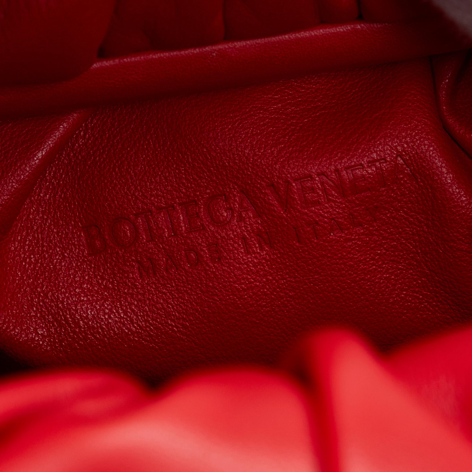 Bottega Veneta Lambskin The Shoulder Pouch (SHG-M6VsQ5)