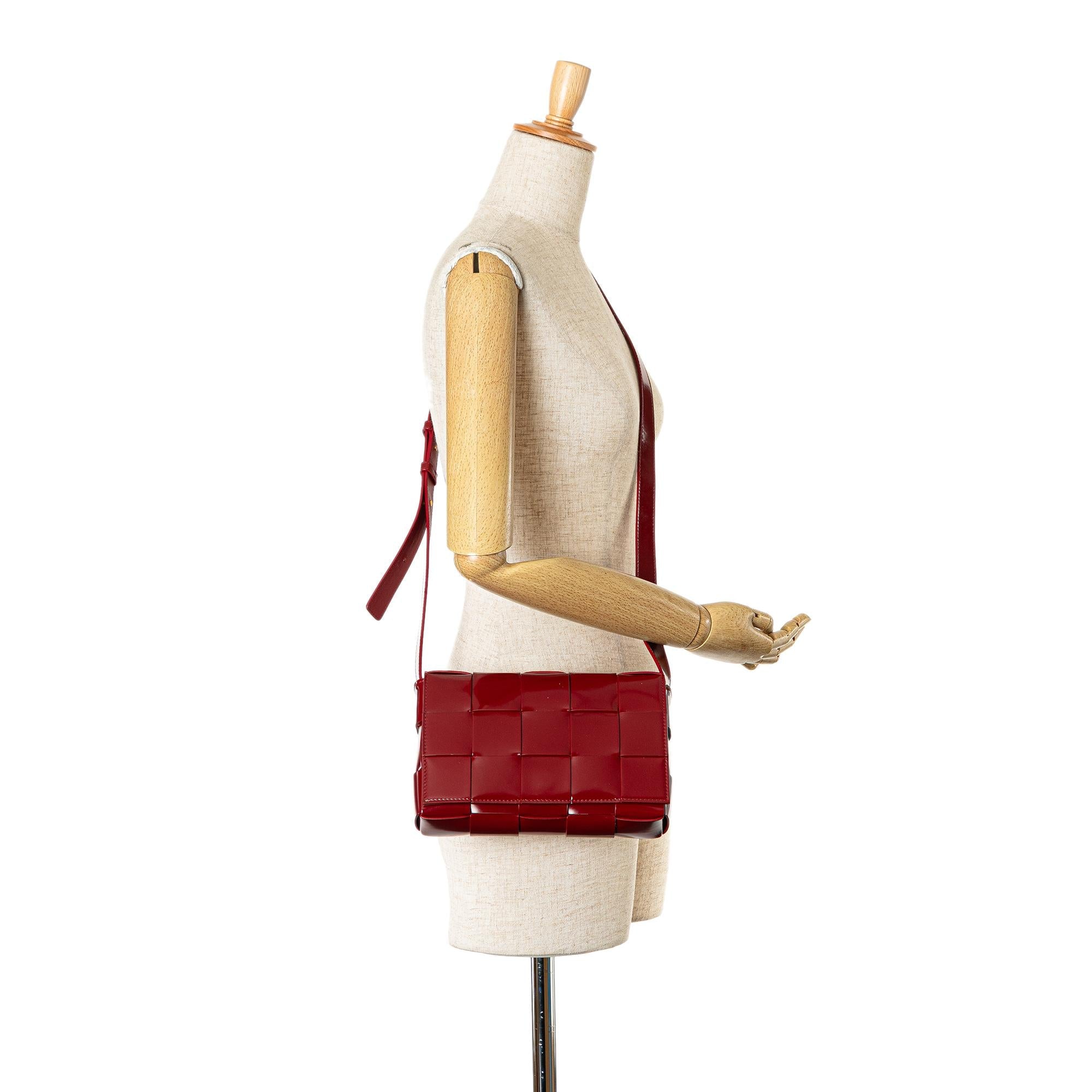 Bottega Veneta Patent Intrecciato Cassette Crossbody (SHG-LgpVBt)