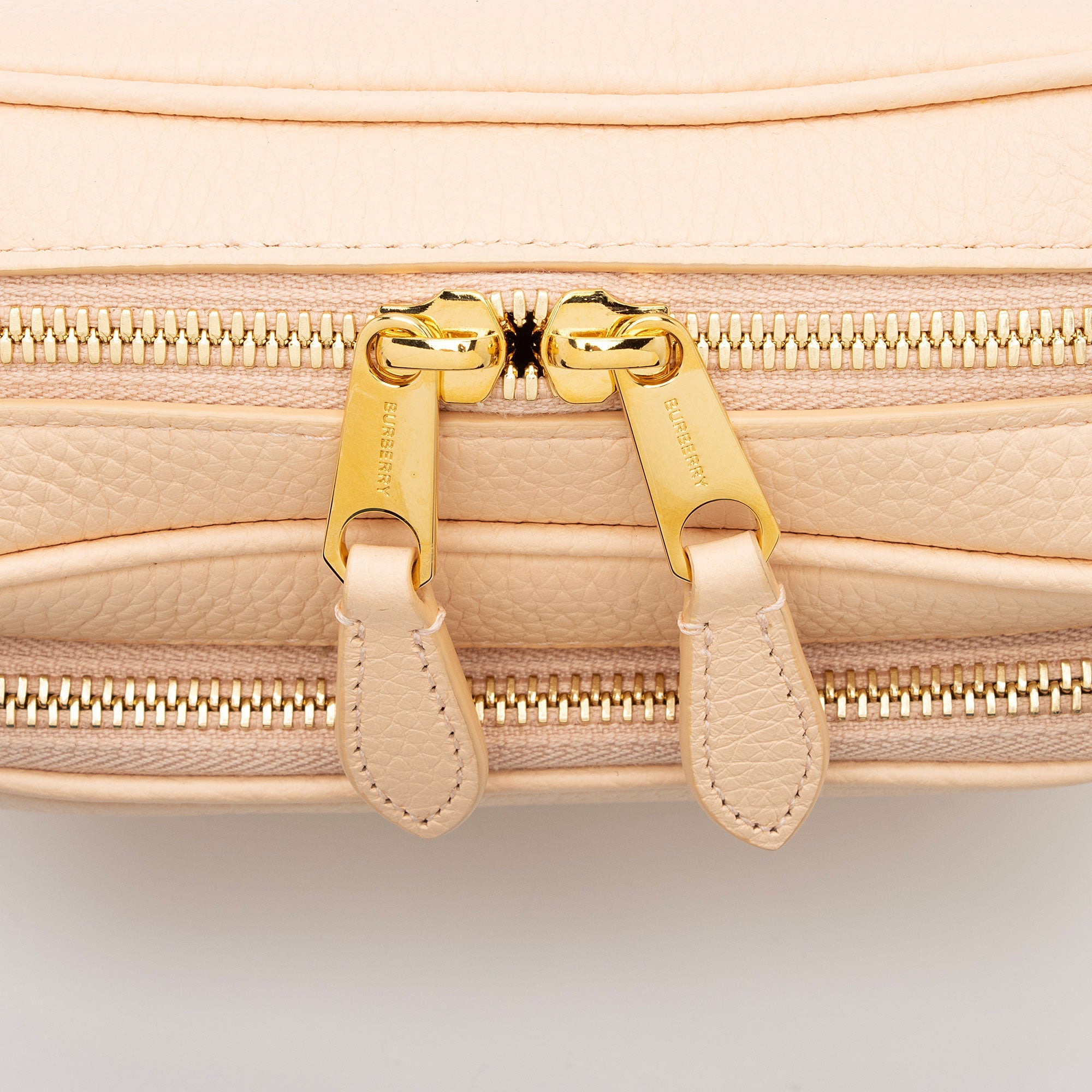 Burberry Grained Calfskin Small Camera Bag (SHF-Wmesgq)