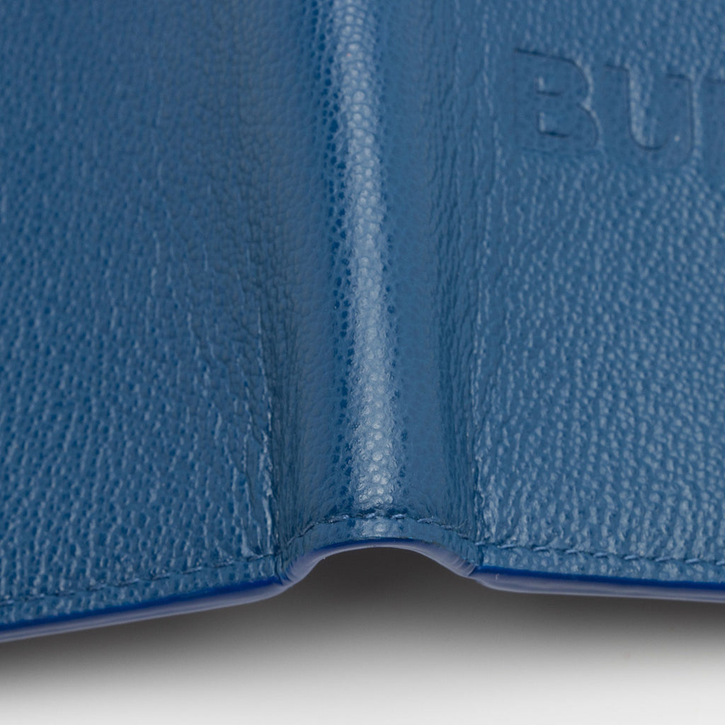 Burberry Grainy Calfskin Embossed Logo Bi-Fold Wallet (SHF-qaekqv)