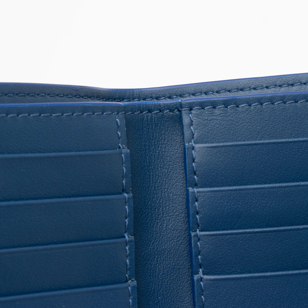 Burberry Grainy Calfskin Embossed Logo Bi-Fold Wallet (SHF-qaekqv)