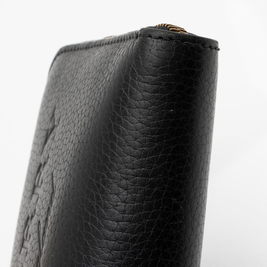 Burberry Grainy Calfskin Embossed Logo Zip Around Wallet (SHF-cYIxLz)