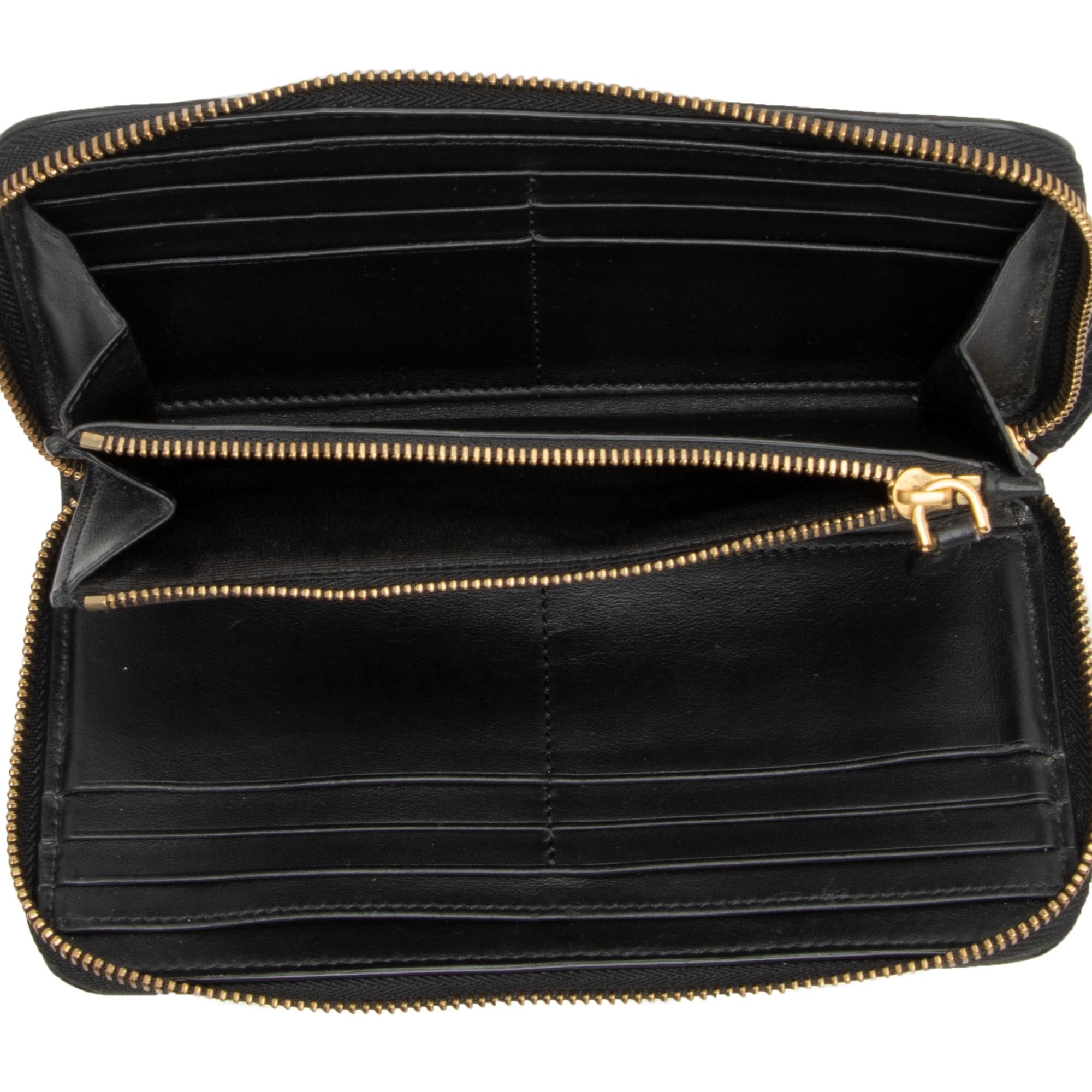 Burberry Grainy Calfskin Embossed Logo Zip Around Wallet (SHF-cYIxLz)