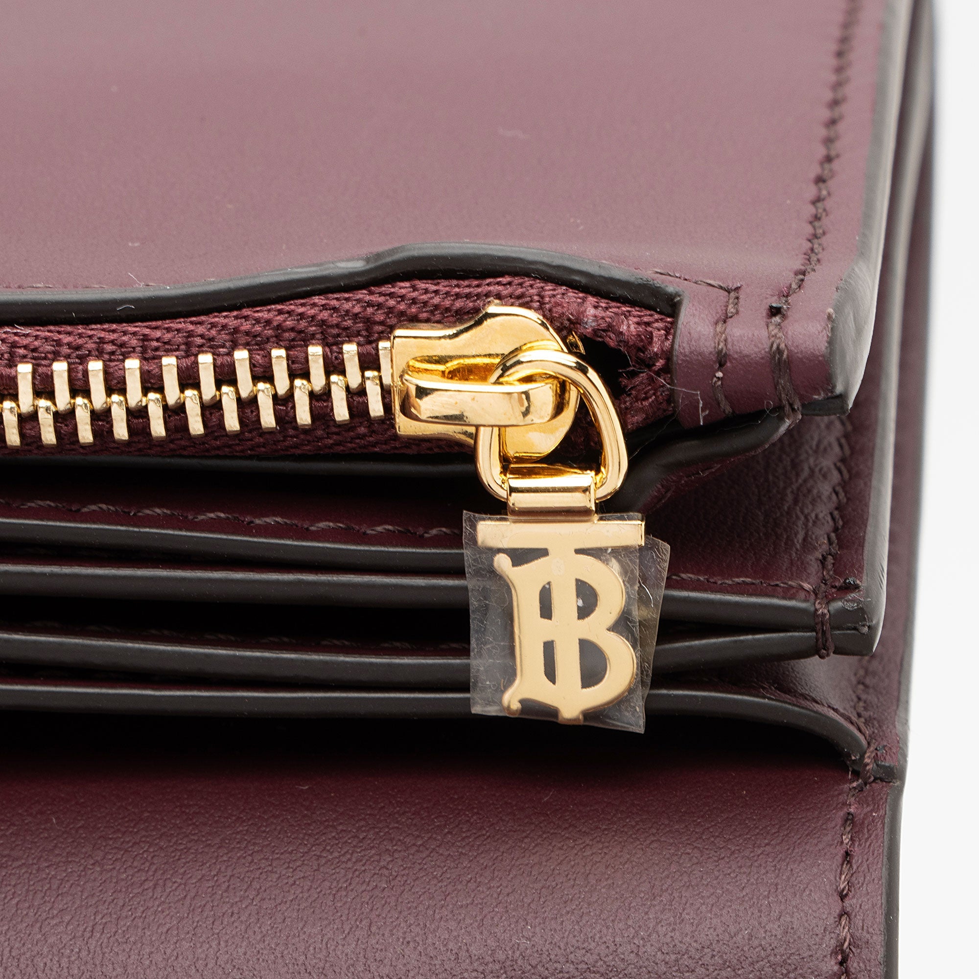 Burberry Leather Hazelmere Wallet on Strap (SHF-Xd3EZ4)