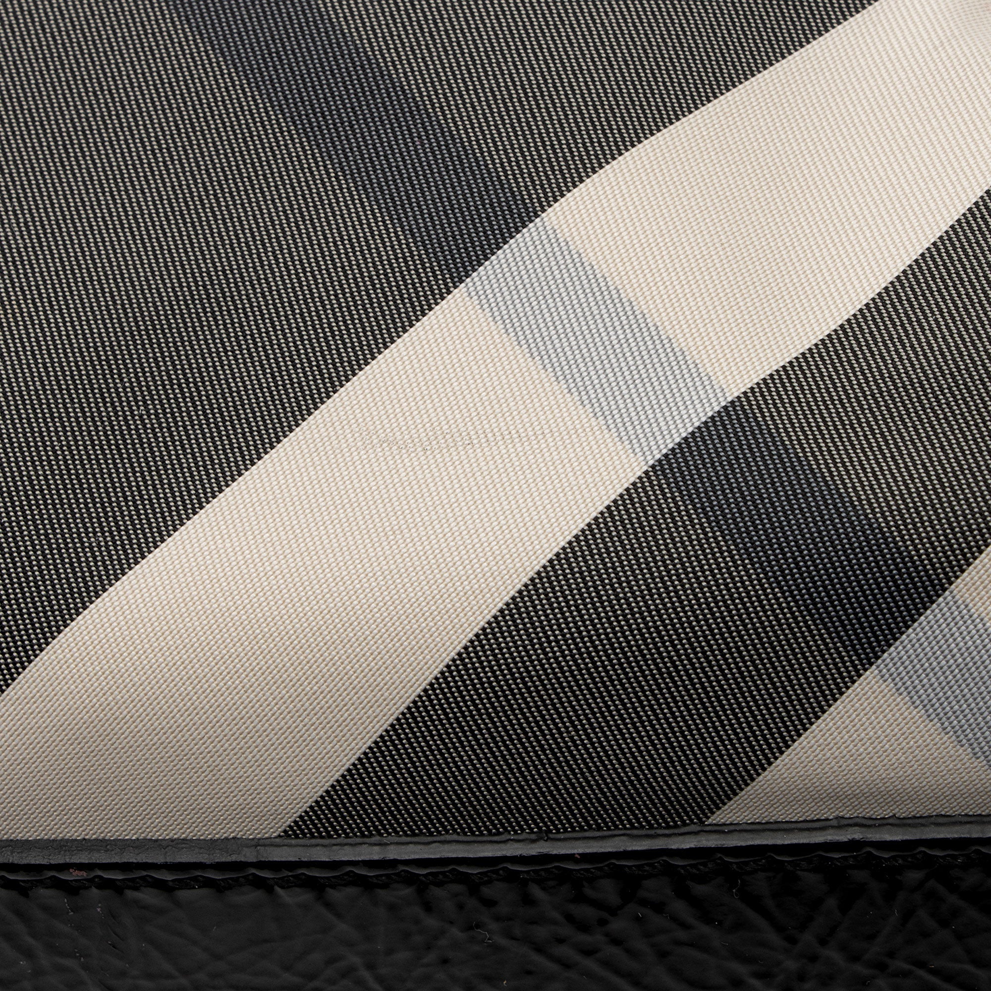 Burberry Nylon Beat Check Victoria Large Tote (SHF-Ll7sNt)