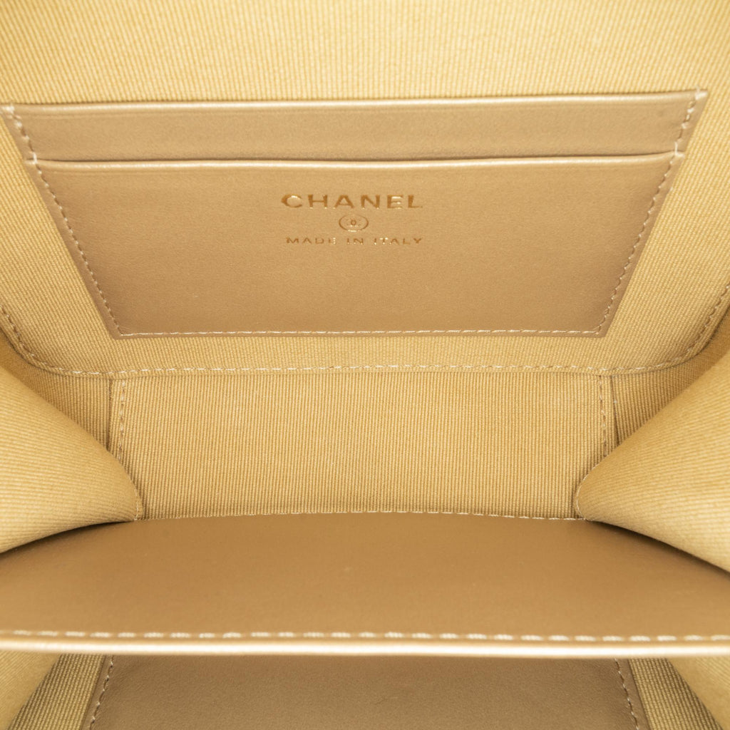 Chanel CC Quilted Lambskin Pearl Crush Camera Bag (SHG-5B4yyg)