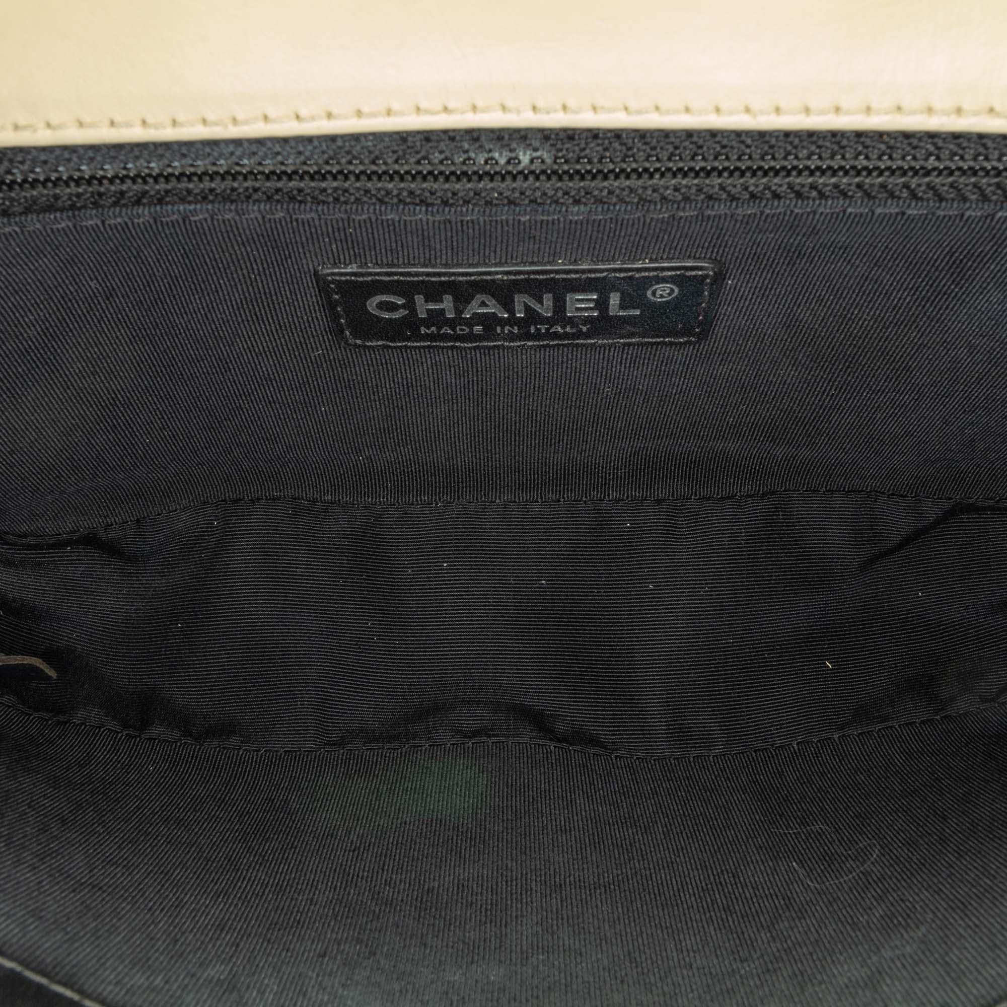 Chanel Medium Bicolor Calfskin Boy Flap (SHG-EWjcMu)