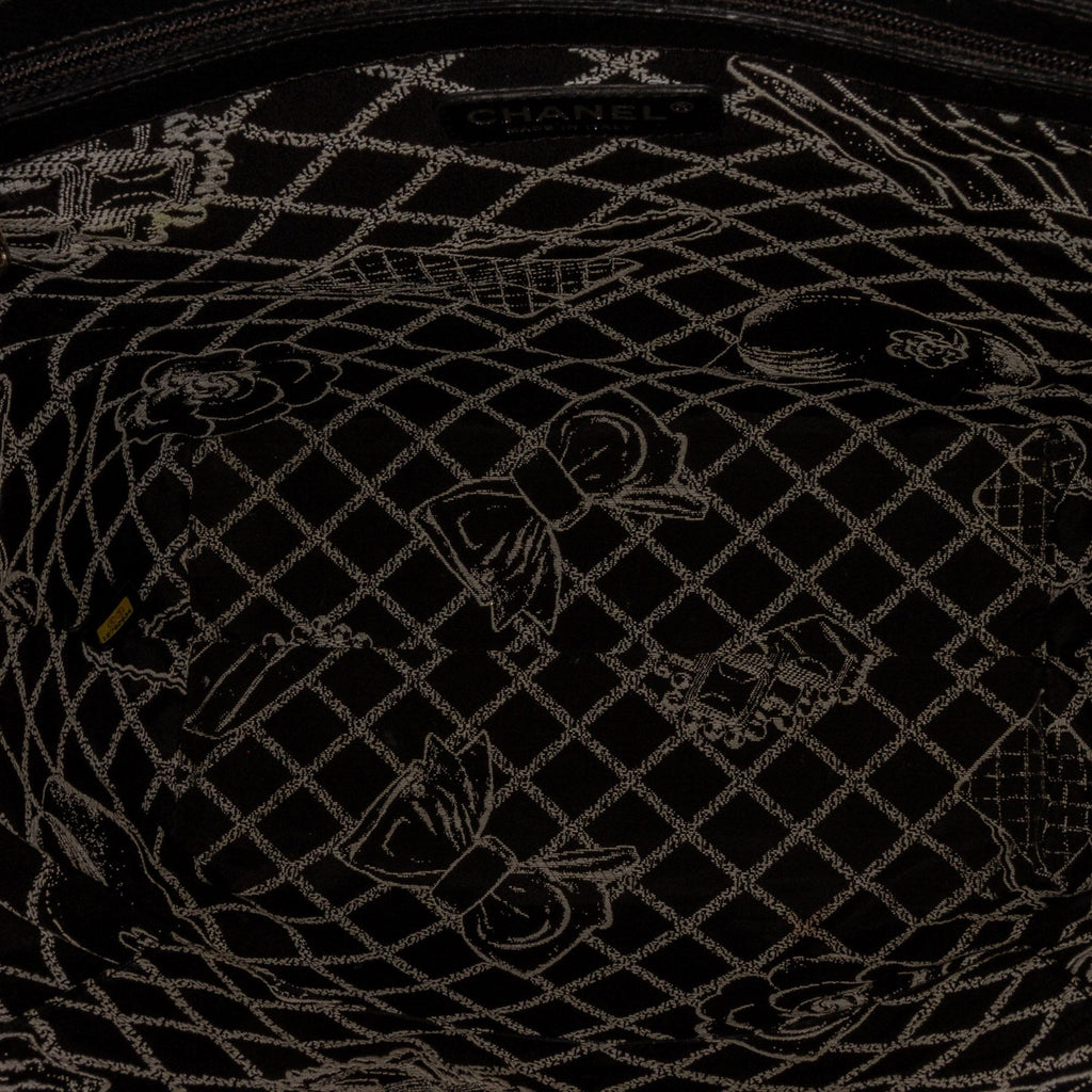 Chanel Medium Essential Shopping Tote (SHG-yBIyGg)
