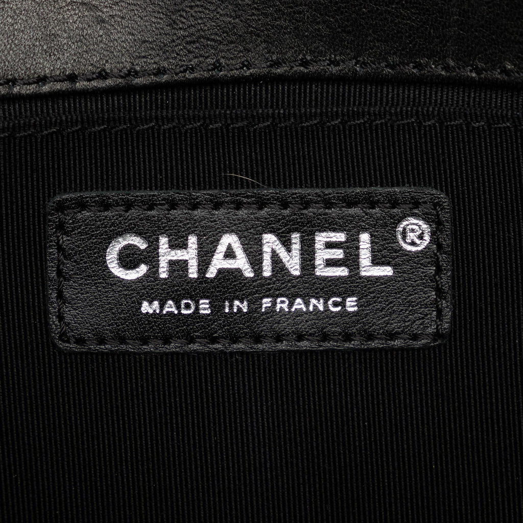 Chanel Medium Lambskin Boy Bicolor Flap Bag (SHG-rXdhO4)
