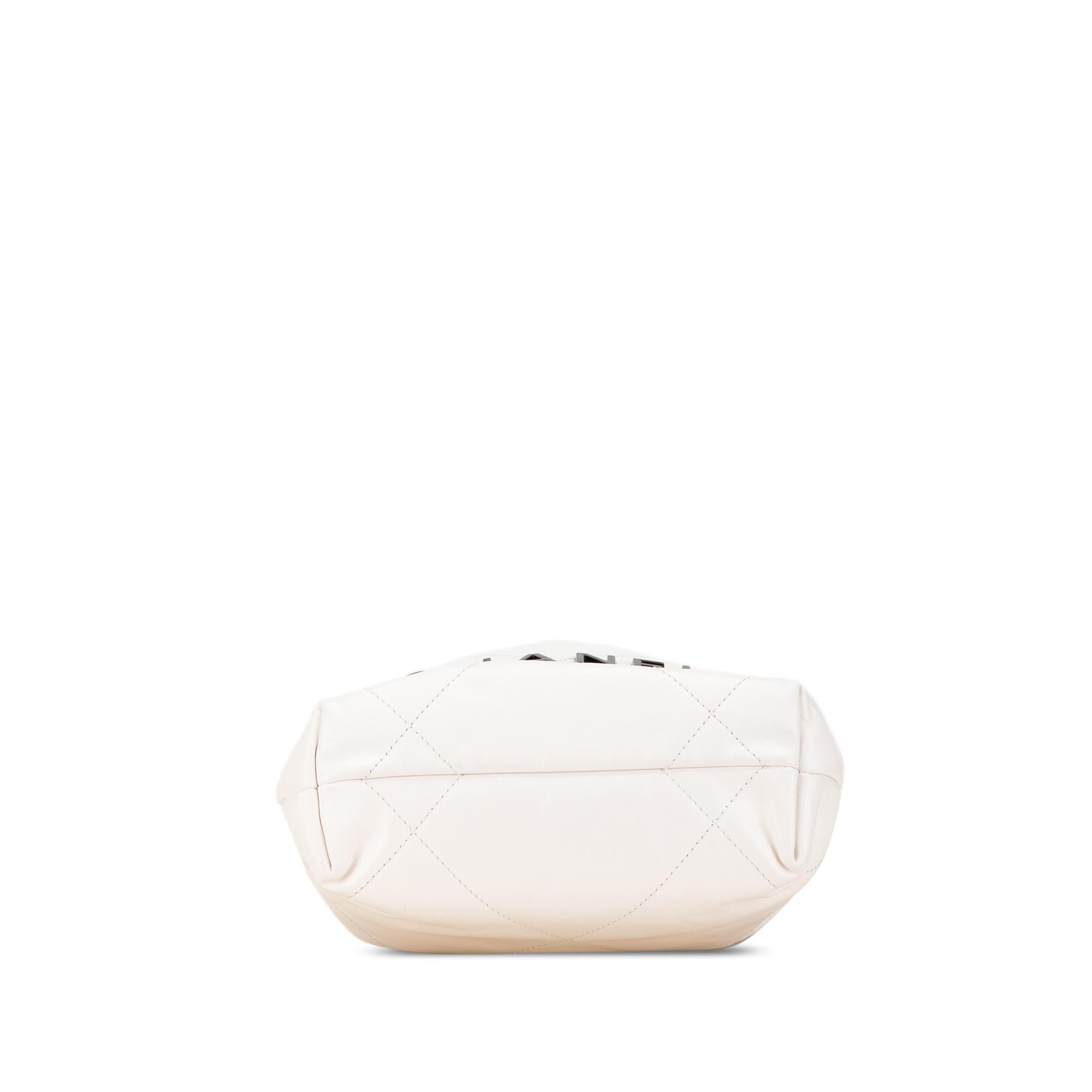 Chanel Mini Shiny Calfskin 22 Hobo (SHG-sj5j49)
