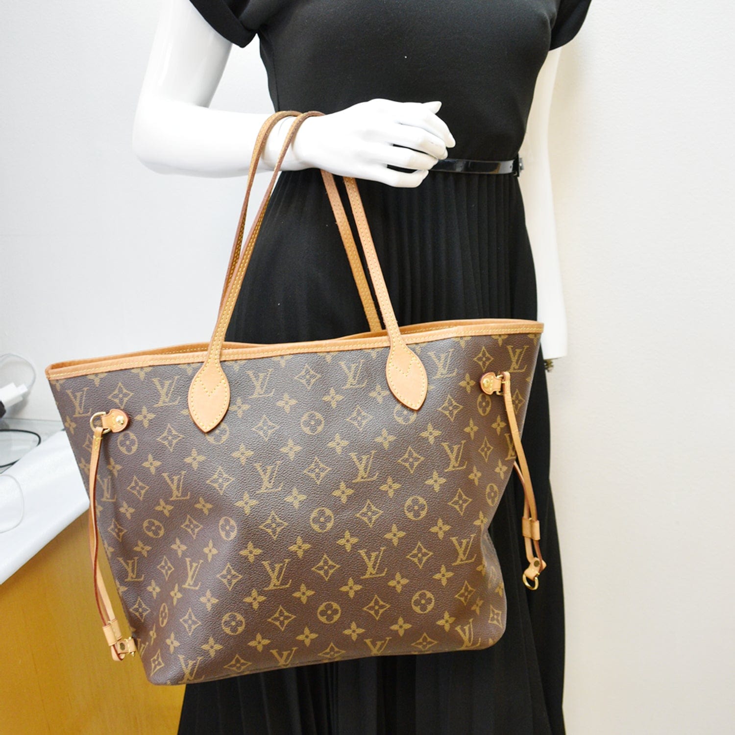 LOUIS VUITTON Neverfull MM Monogram Canvas Tote Shoulder Bag Fuchsia