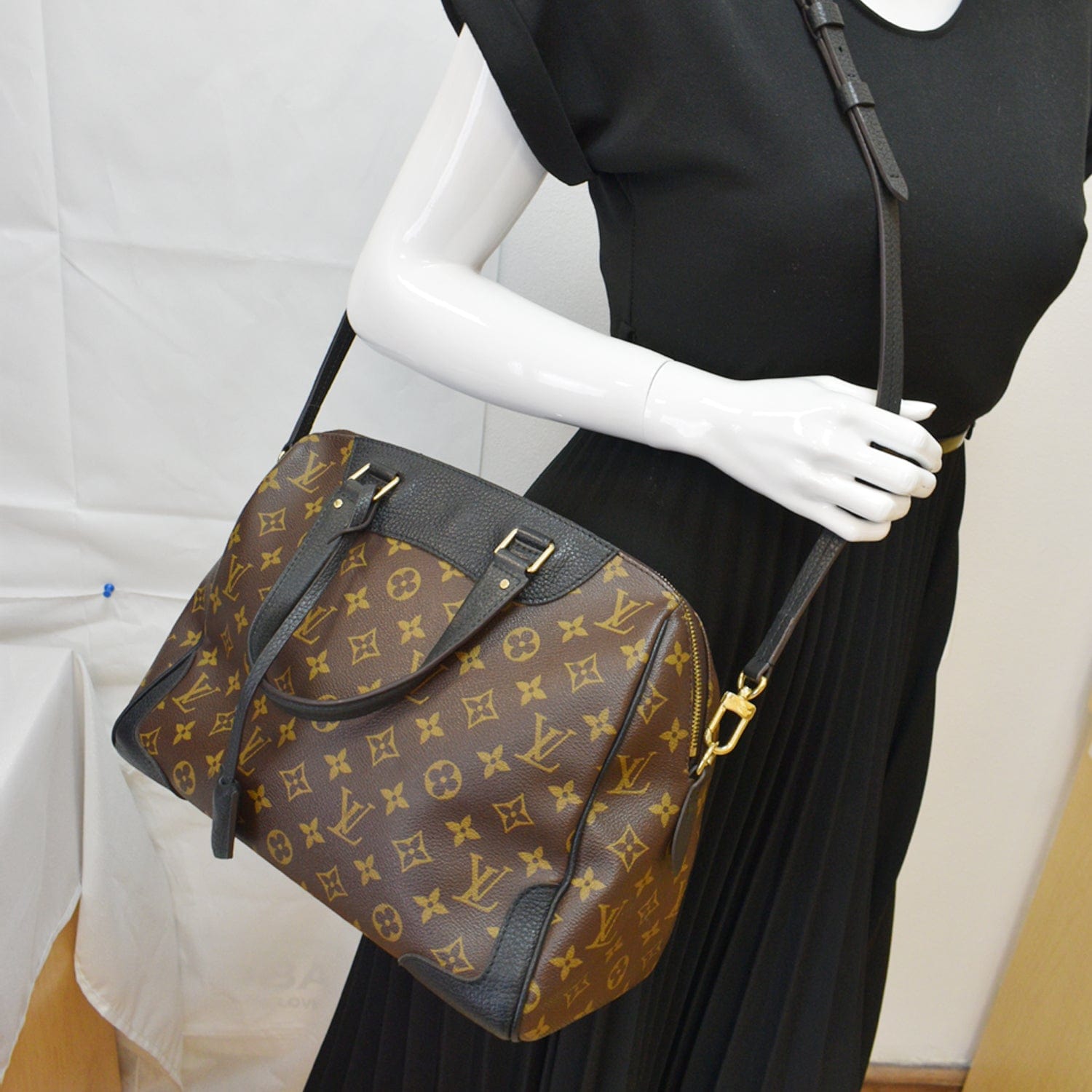 LOUIS VUITTON Retiro NM Monogram Canvas Shoulder Bag Noir