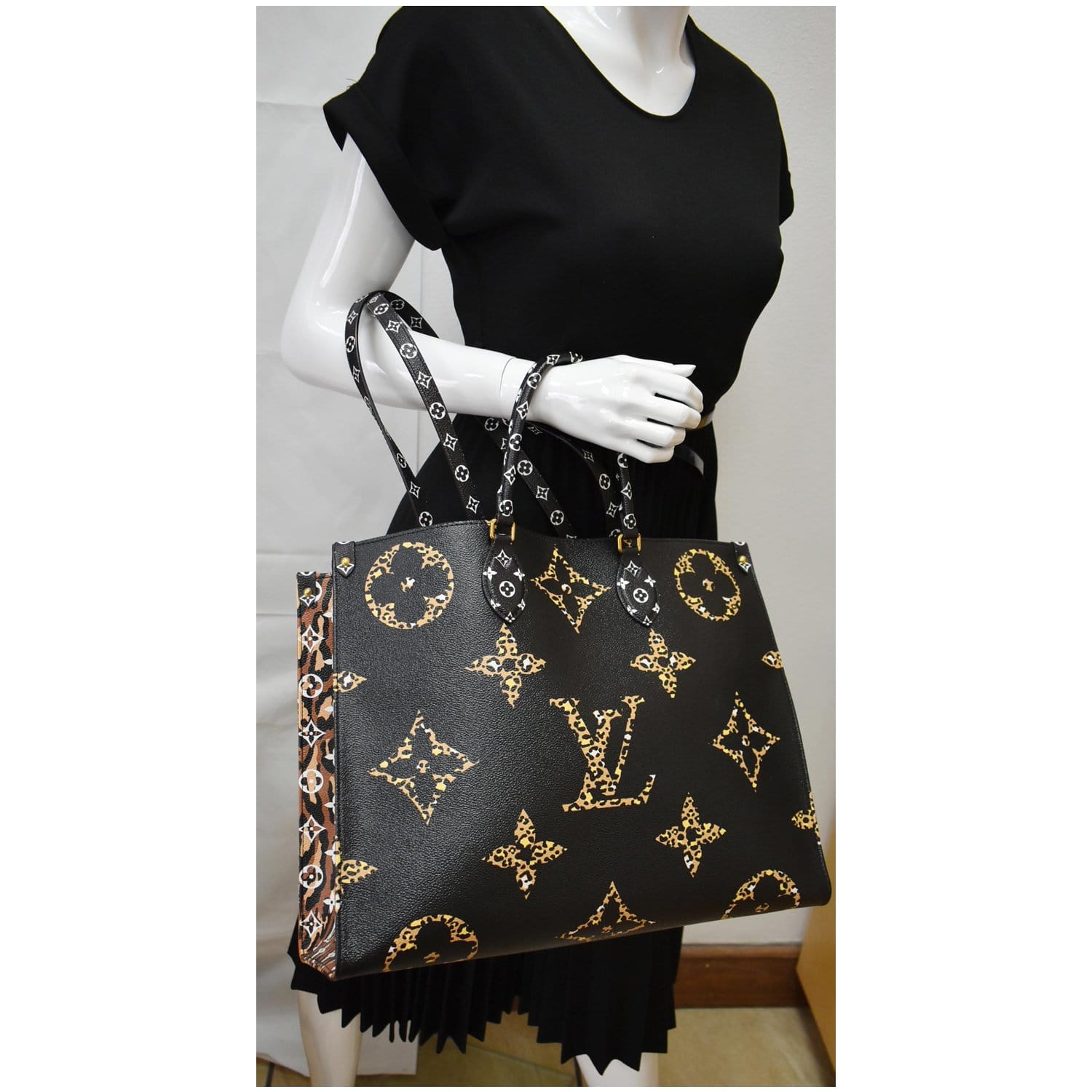 LOUIS VUITTON Onthego Jungle GM Giant Monogram Canvas Tote Shoulder Bag Black