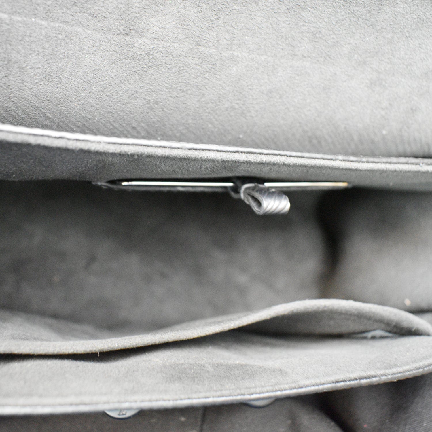 LOUIS VUITTON Twist MM Epi Patent Leather Shoulder Bag Silver