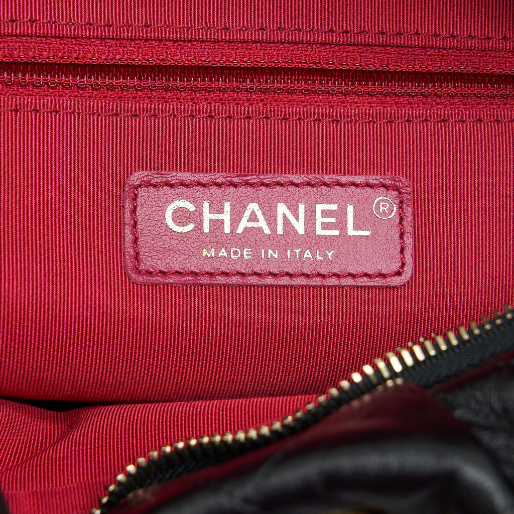 Chanel quilted shoulder bag lambskin black