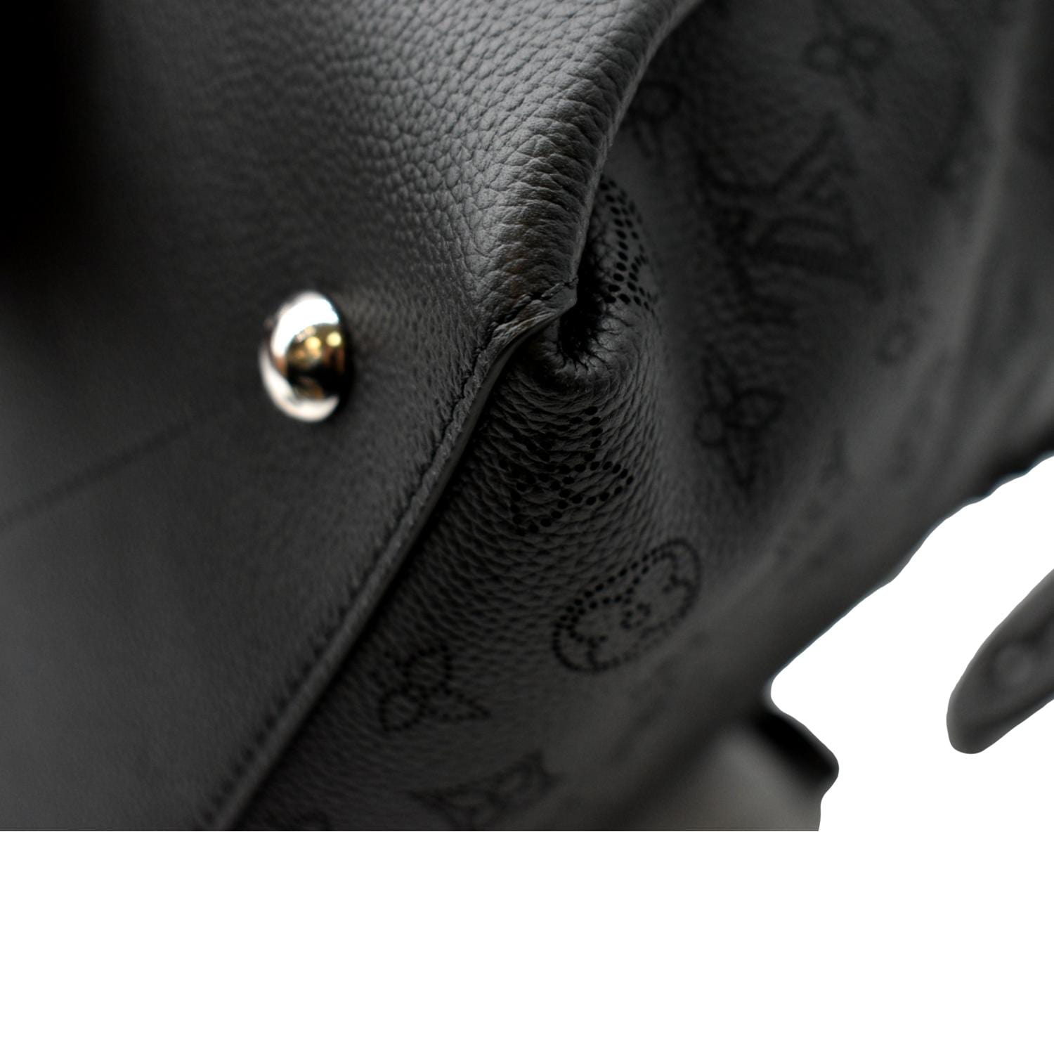 LOUIS VUITTON Beaubourg Mahina MM Leather Hobo Shoulder Bag Black