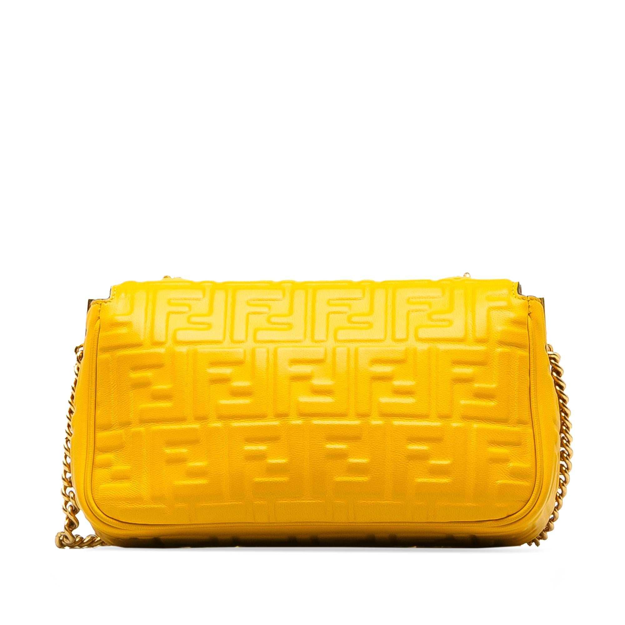 Fendi Zucca Embossed Chain Midi Baguette (SHG-nTVlfa)