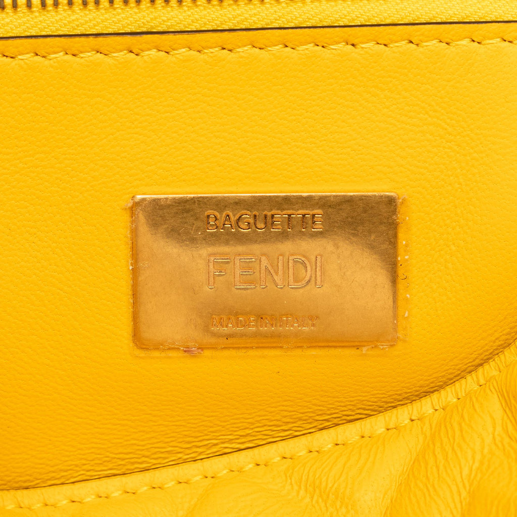 Fendi Zucca Embossed Chain Midi Baguette (SHG-nTVlfa)