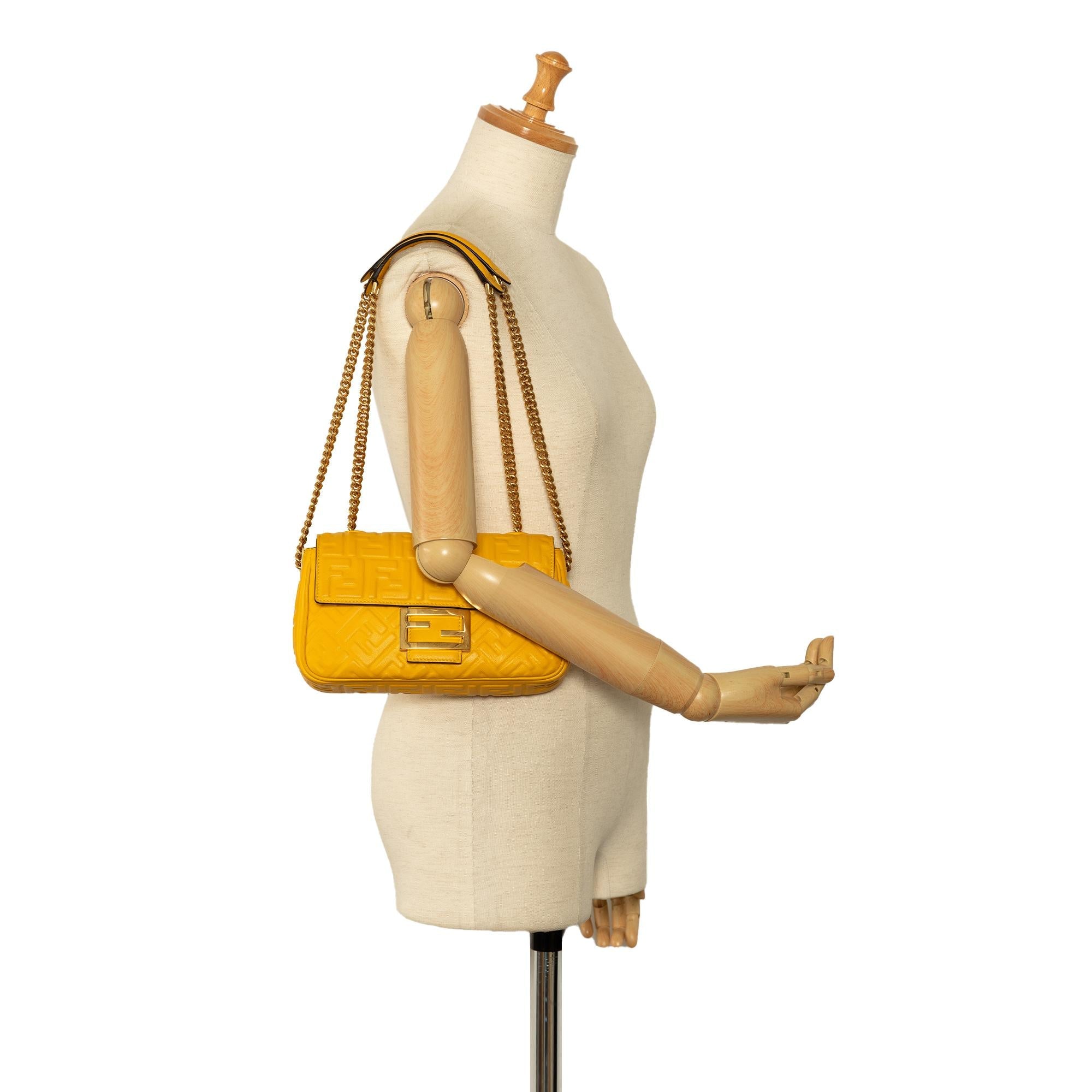 Fendi Zucca Embossed Chain Midi Baguette (SHG-0ukIAR)