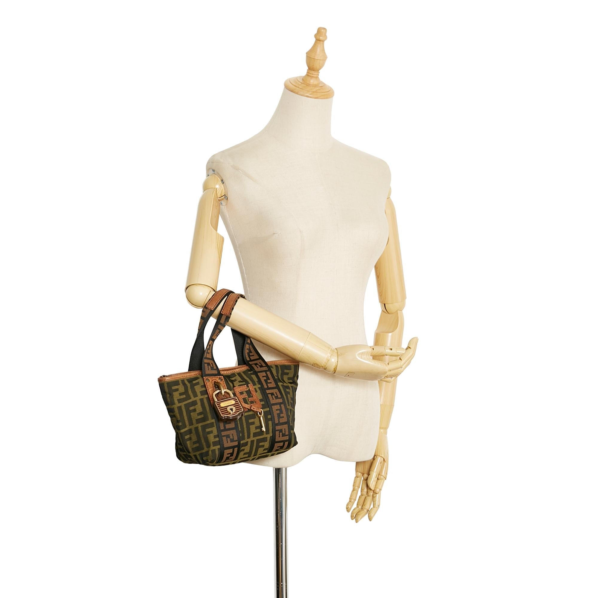 Fendi Zucca  Handbag (SHG-UA8E6t)
