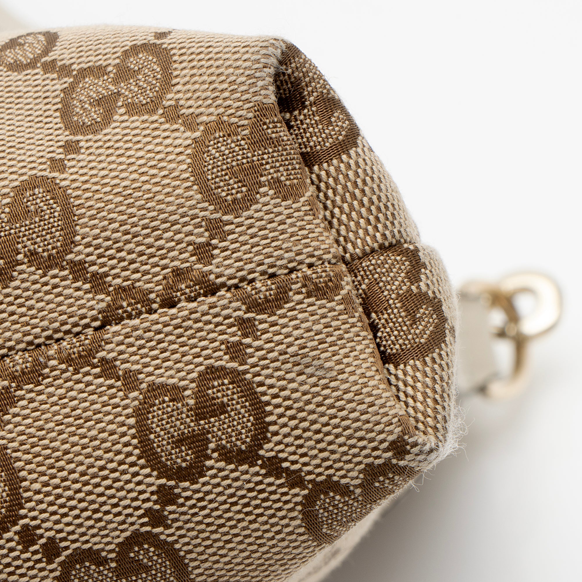 Gucci GG Canvas Classic Flat Medium Messenger
