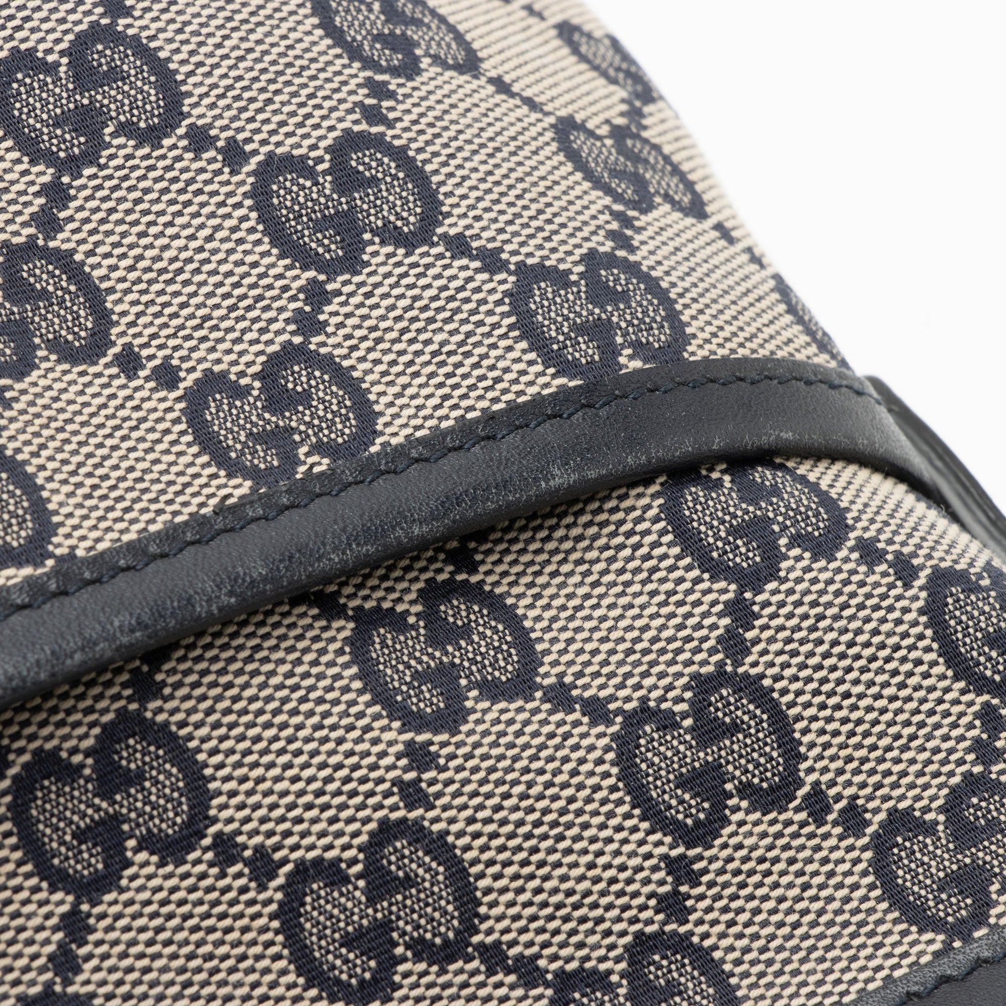 Gucci GG Canvas Classic Web Messenger