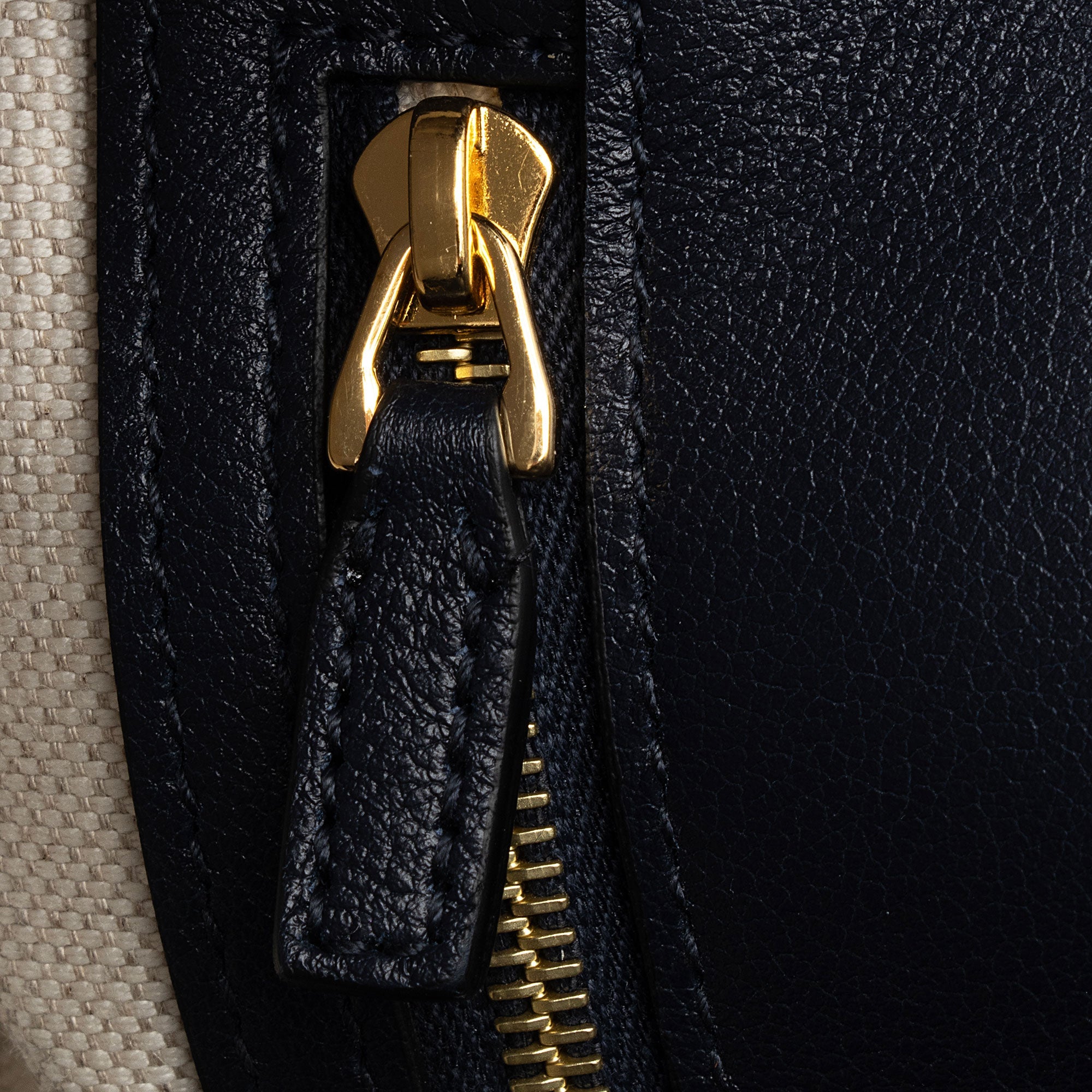 Gucci GG Debossed Leather Small Top Handle (SHF-ur1BGP)