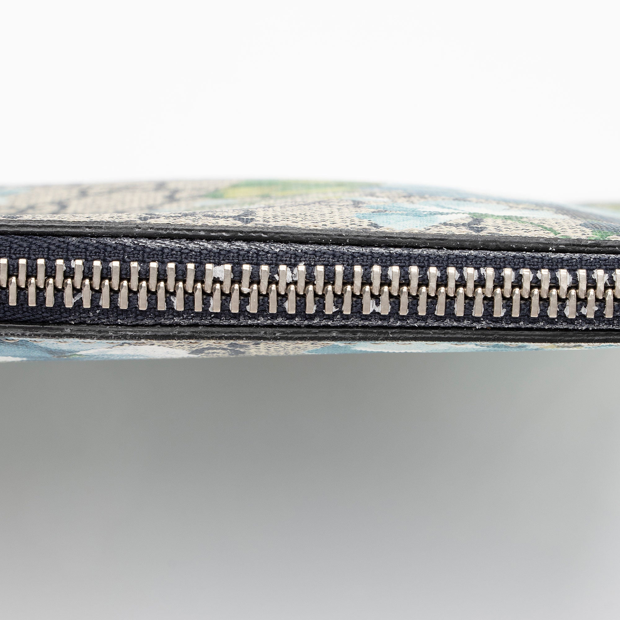 Gucci GG Supreme Blooms Wristlet (SHF-eh4xS1)