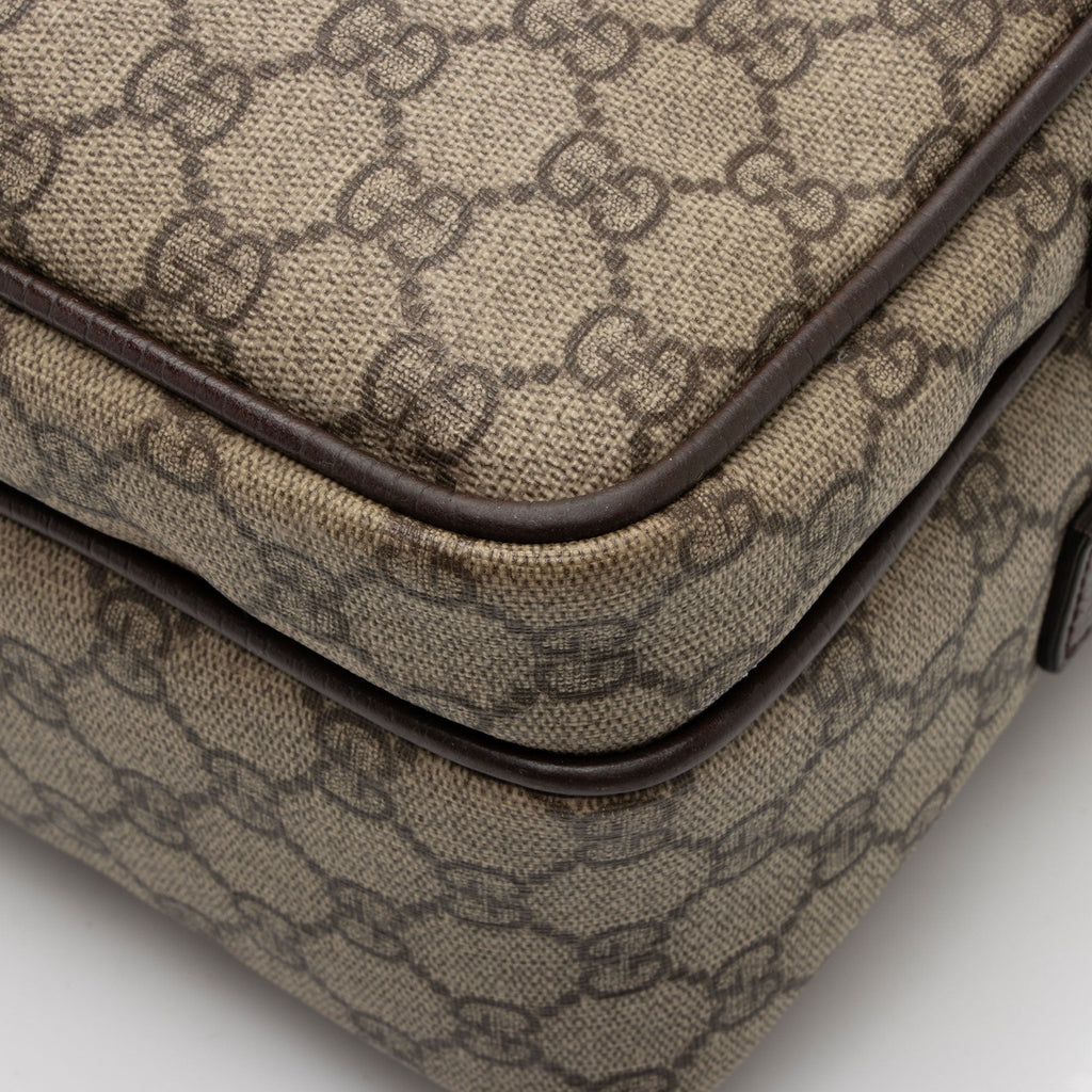 Gucci GG Supreme Classic Small Camera Bag (SHF-fqjHTG)