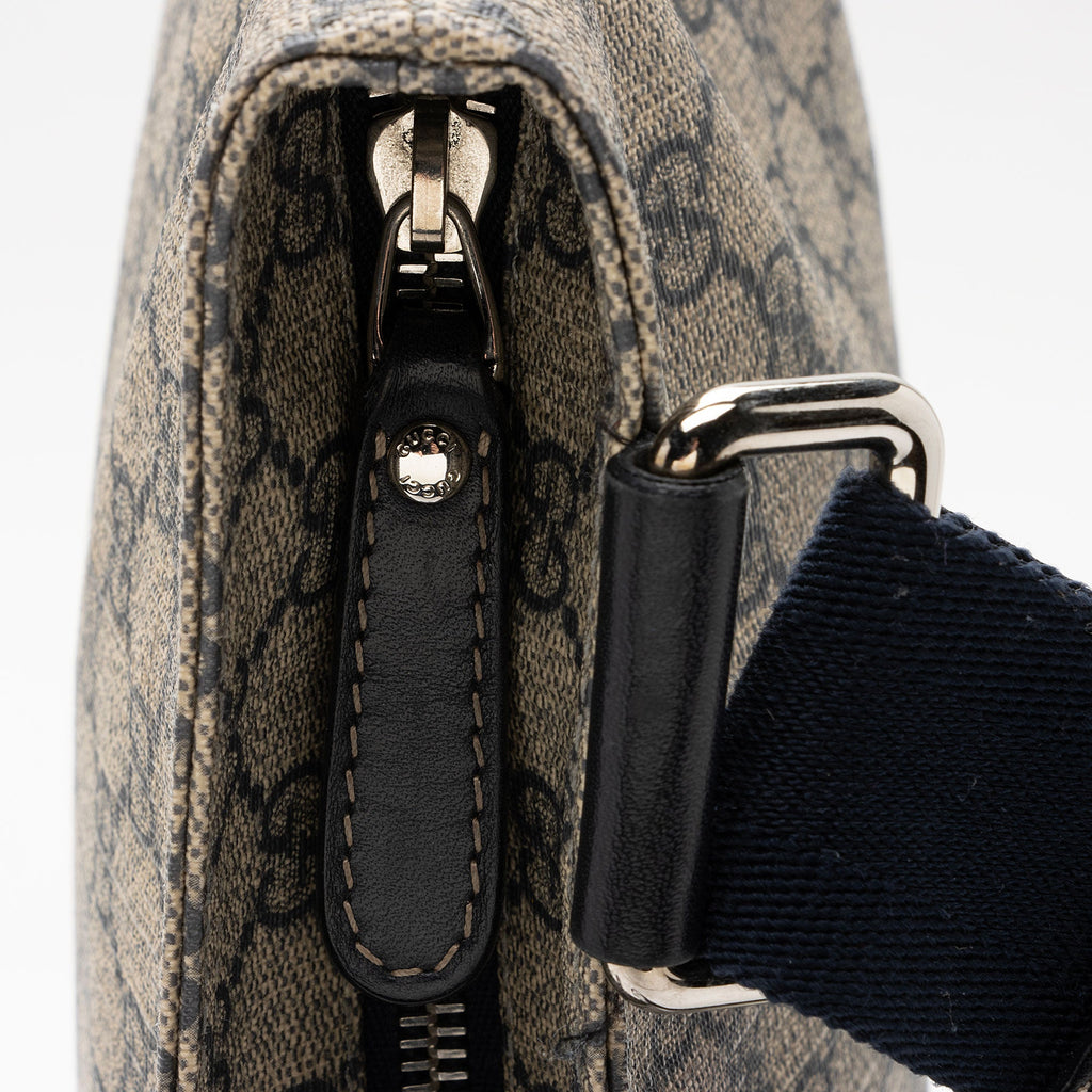 Gucci GG Supreme Classic Flat Medium Messenger Bag (SHF-rHNsr9)