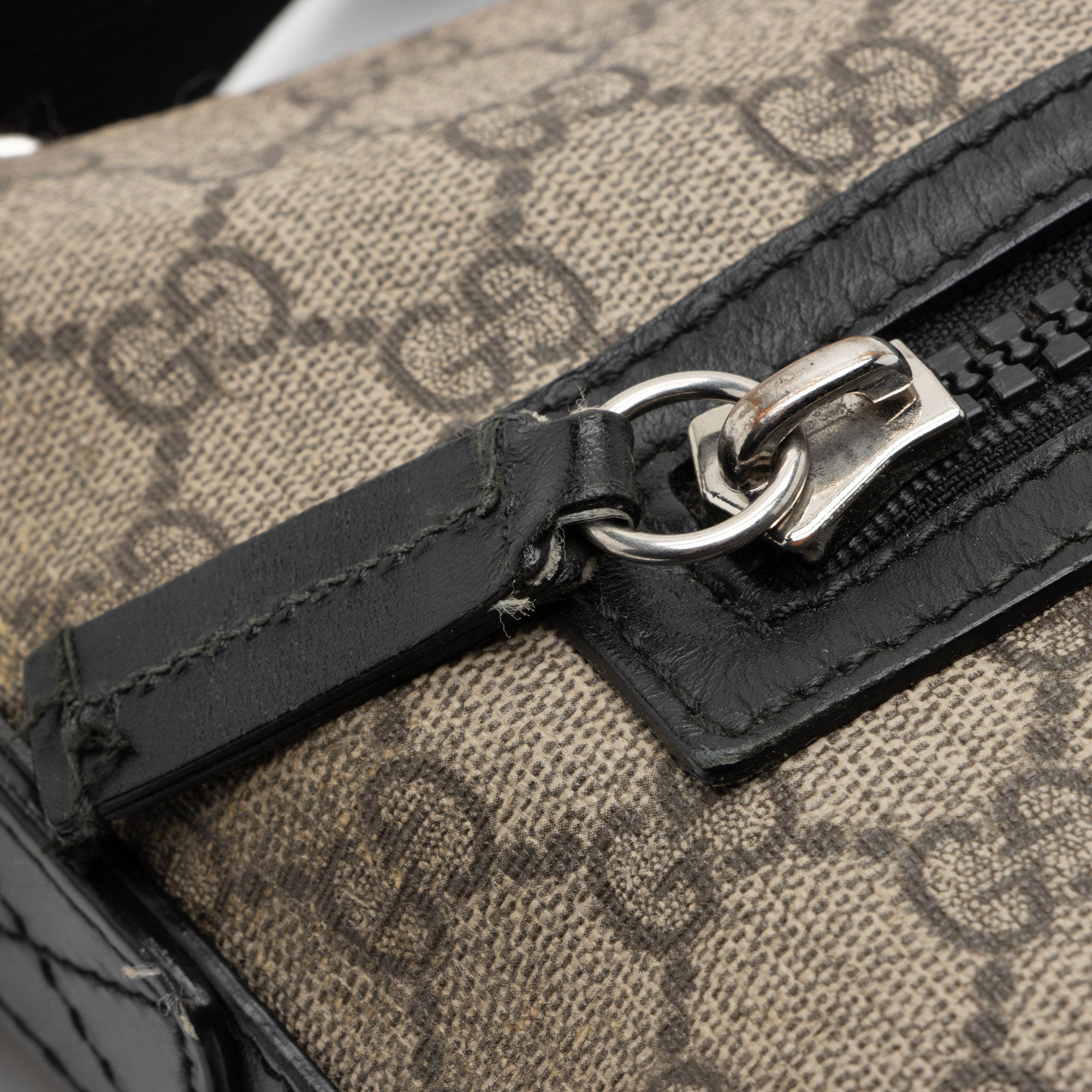 Gucci GG Supreme Flat Front Zip Messenger (SHF-7C0ZEs)
