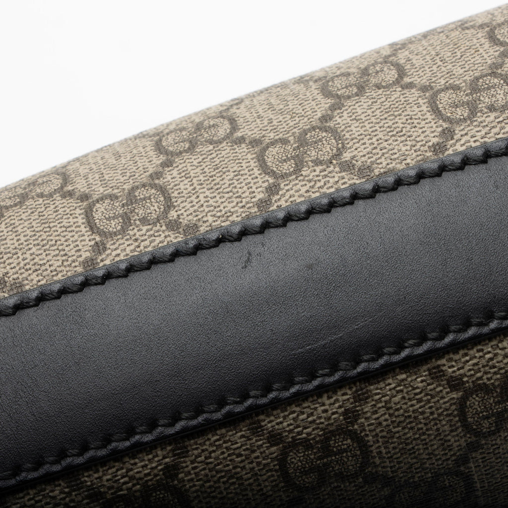 Gucci GG Supreme Flat Front Zip Messenger (SHF-7C0ZEs)