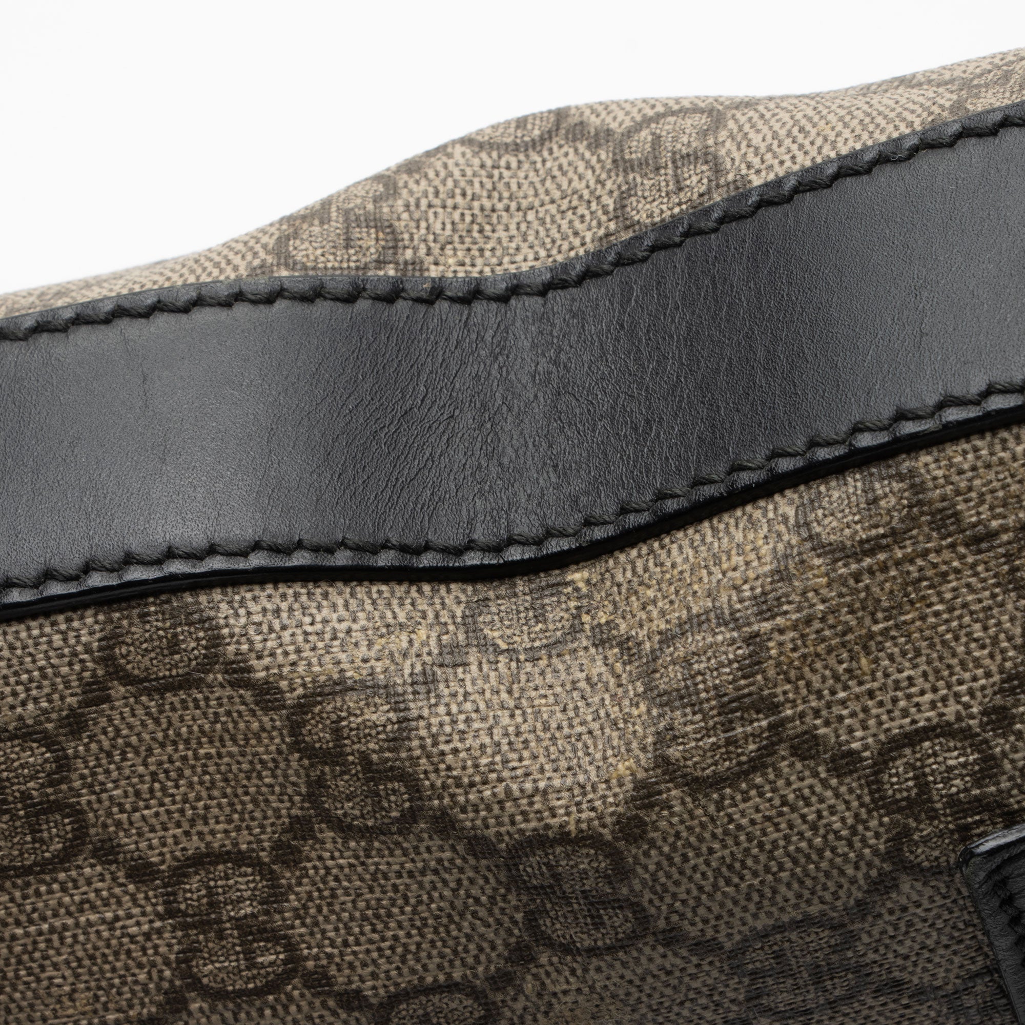 Gucci GG Supreme Flat Front Zip Messenger (SHF-7C0ZEs)