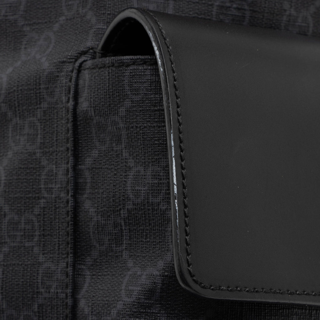 Gucci GG Supreme Medium Flap Backpack (SHF-FgH5FO)