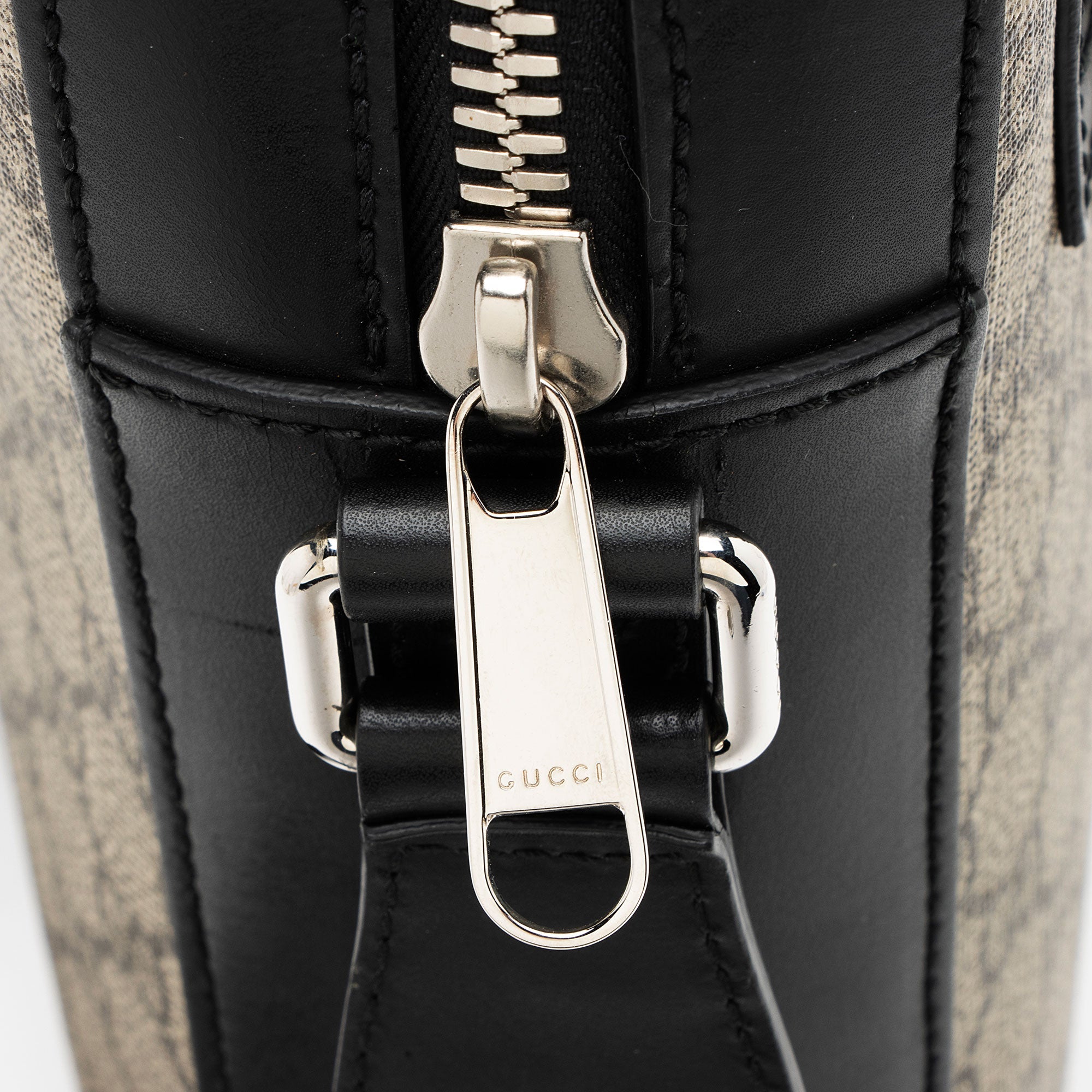 Gucci GG Supreme Medium Messenger