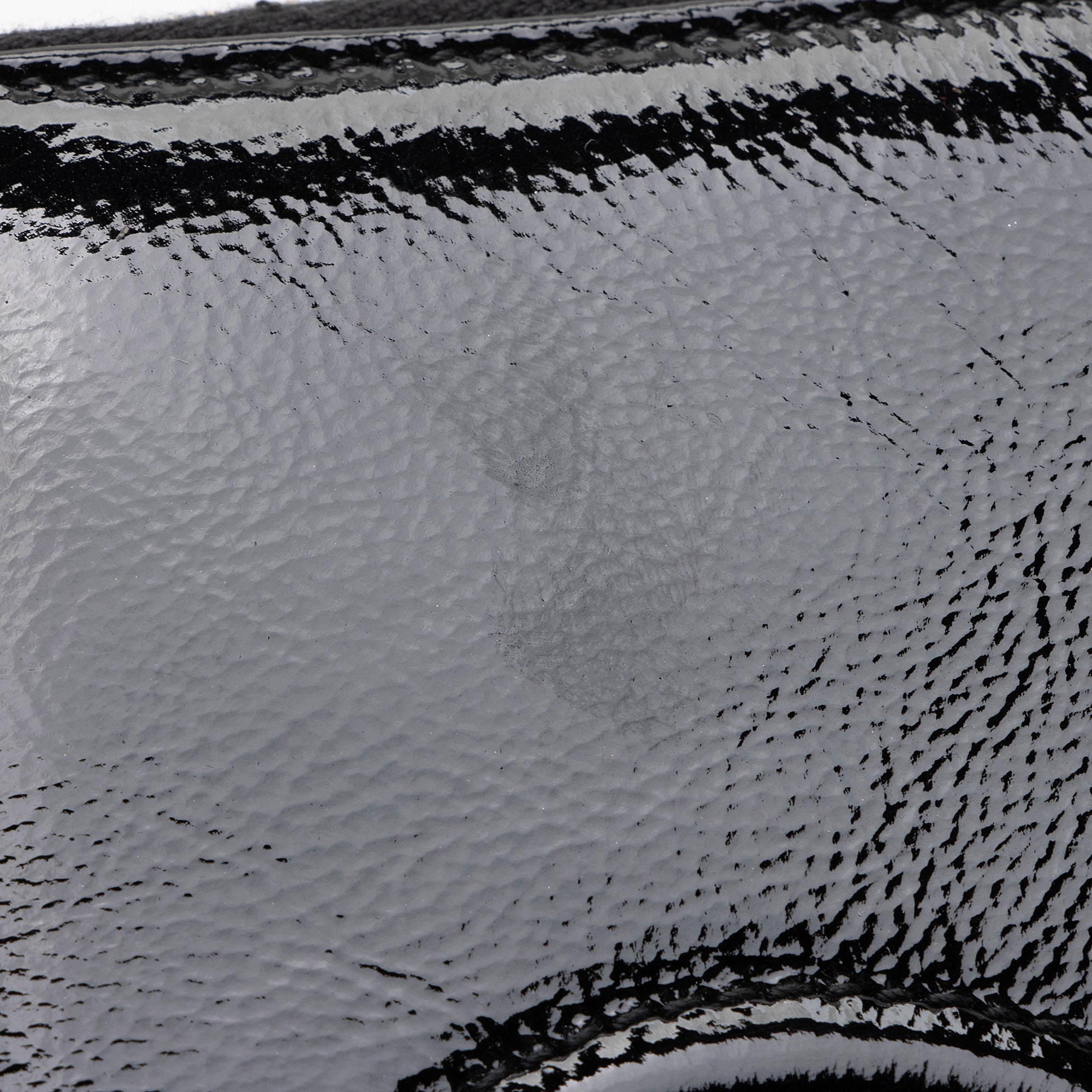 Gucci Patent Leather Soho Zip Around Wallet (SHF-OZVoQd)