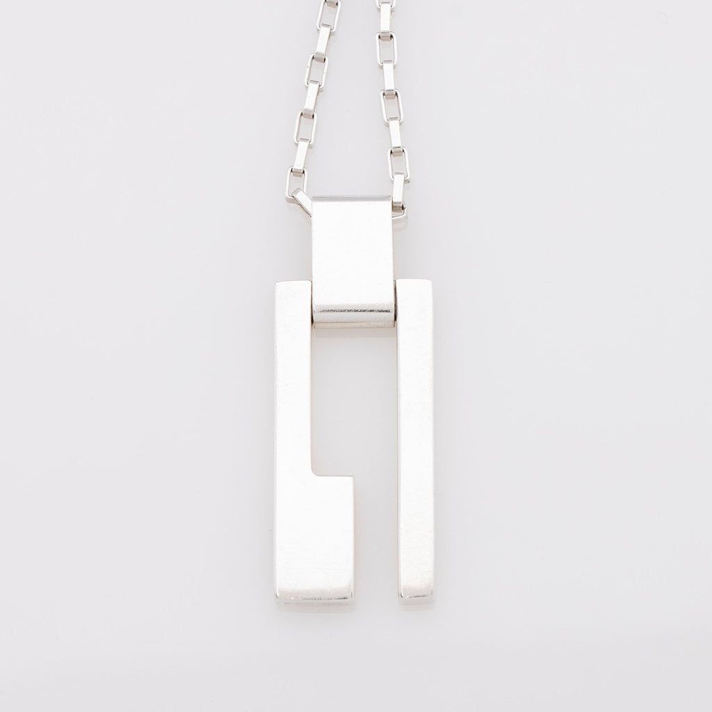 Gucci Sterling Silver Open Logo Plate Chain Link Necklace