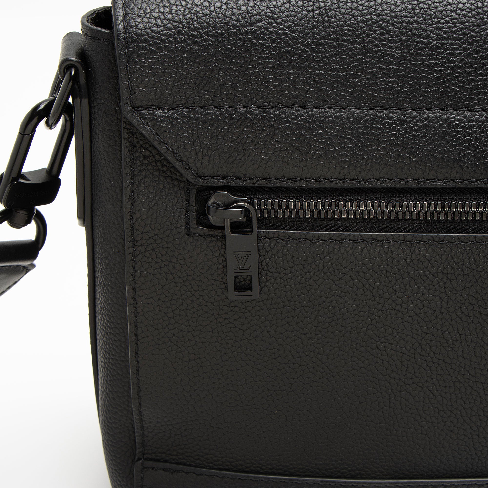 Louis Vuitton Calfskin Aerogram Takeoff Messenger
