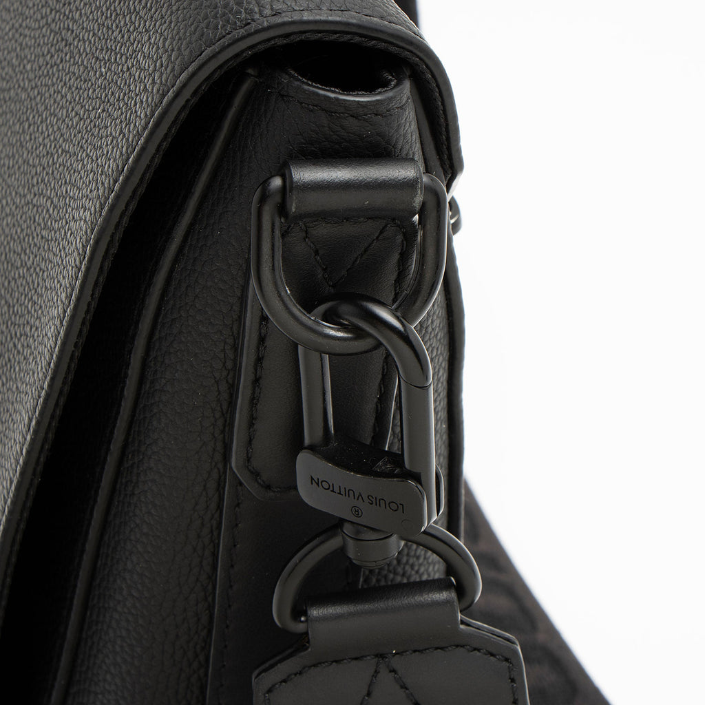 Louis Vuitton Calfskin Aerogram Takeoff Messenger