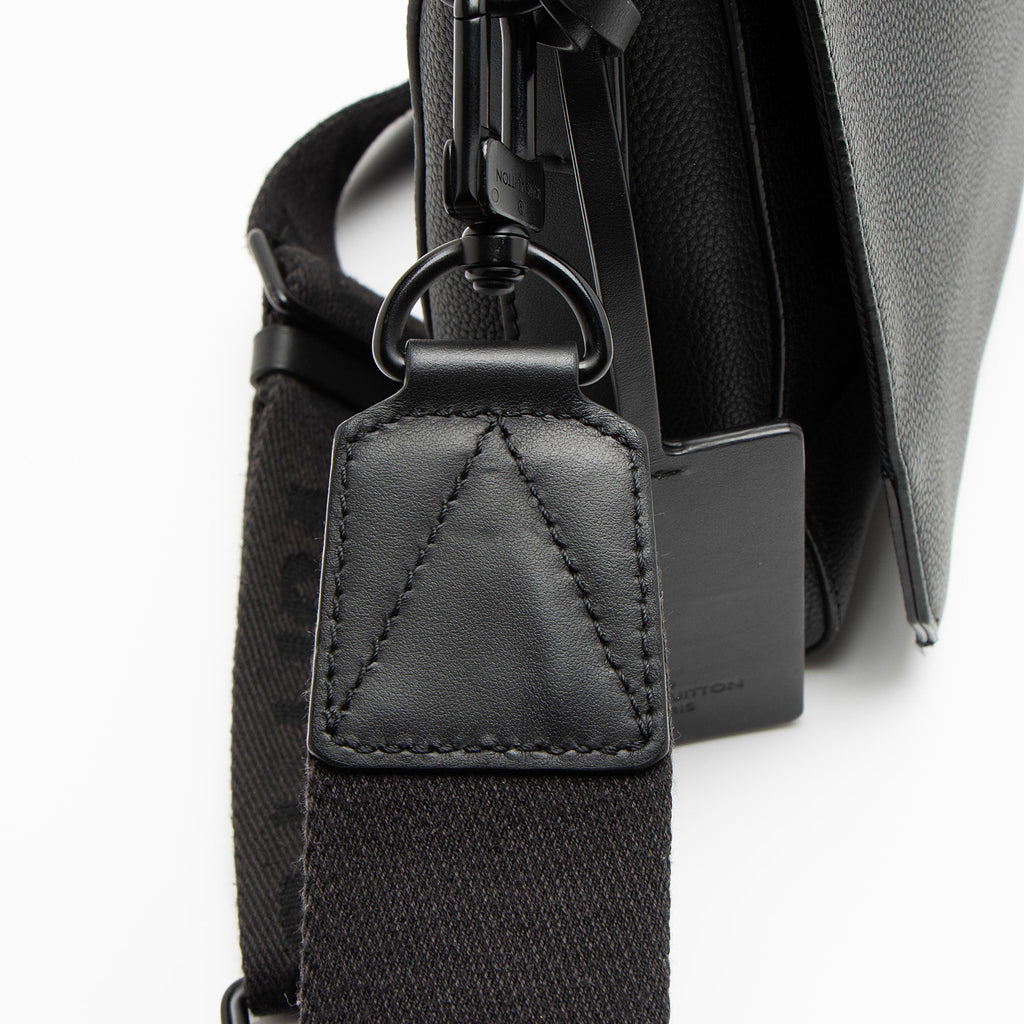 Louis Vuitton Calfskin Aerogram Takeoff Messenger