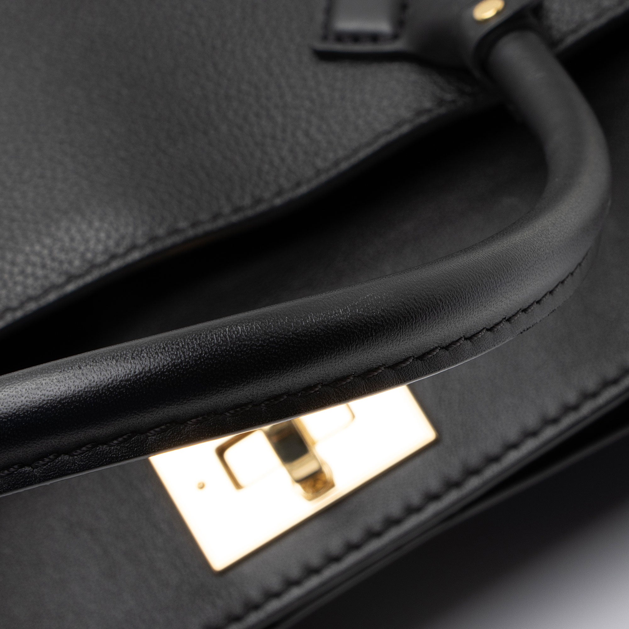 Louis Vuitton Calfskin Tufted Monogram Canvas On My Side MM Tote (SHF-WP5JFh)