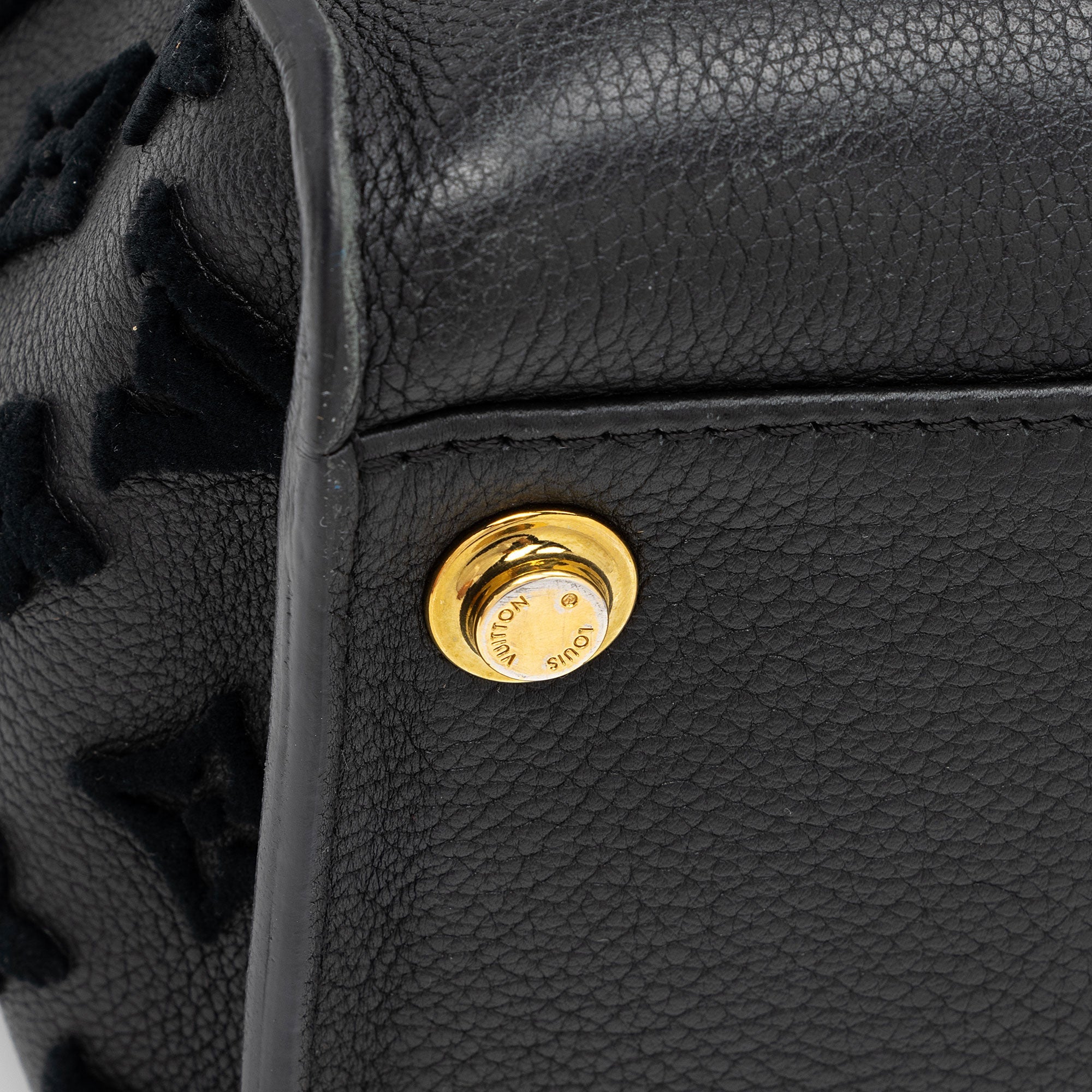Louis Vuitton Calfskin Tufted Monogram Canvas On My Side MM Tote (SHF-QMhDUi)